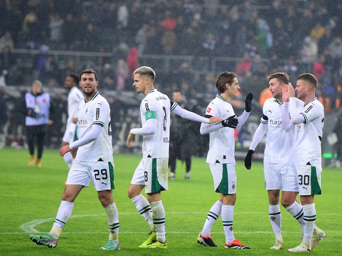Die Spieler von Borussia Mönchengladbach klatschen sich nach einem Heimsieg ab.