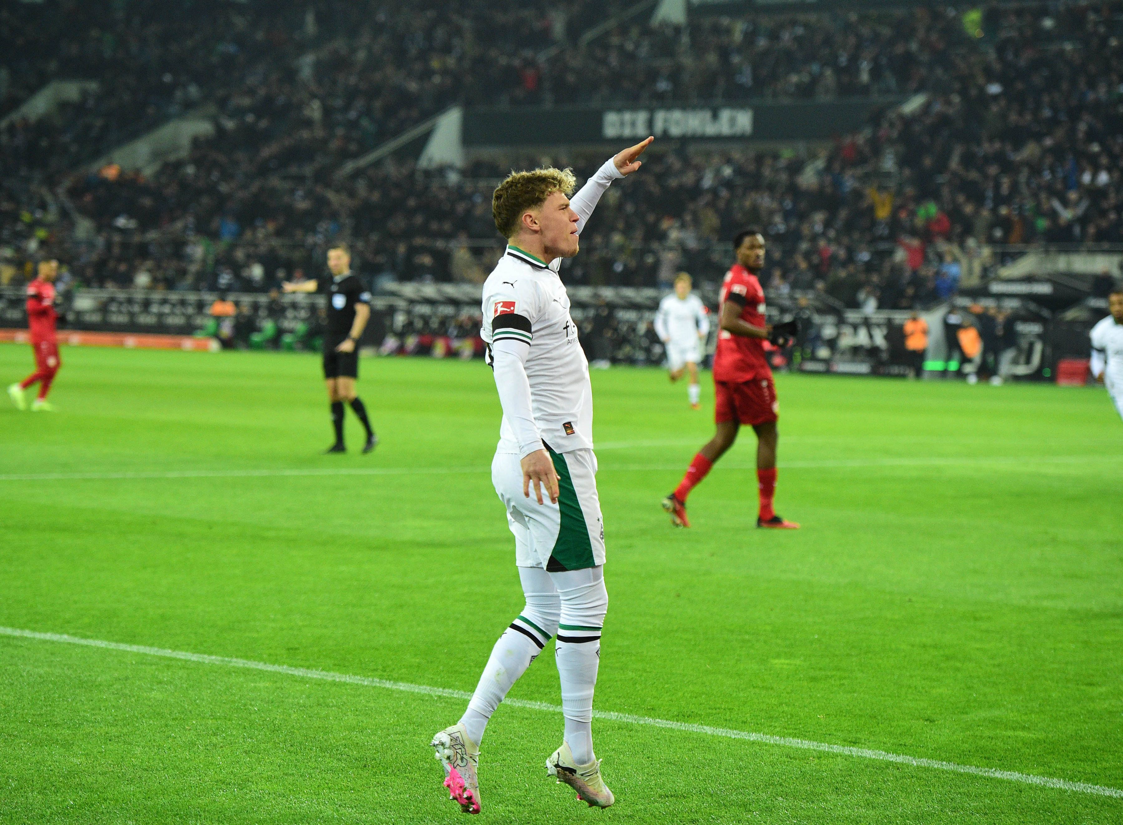 Spieler von Borussia Mönchengladbach bejubelt einen Treffer.