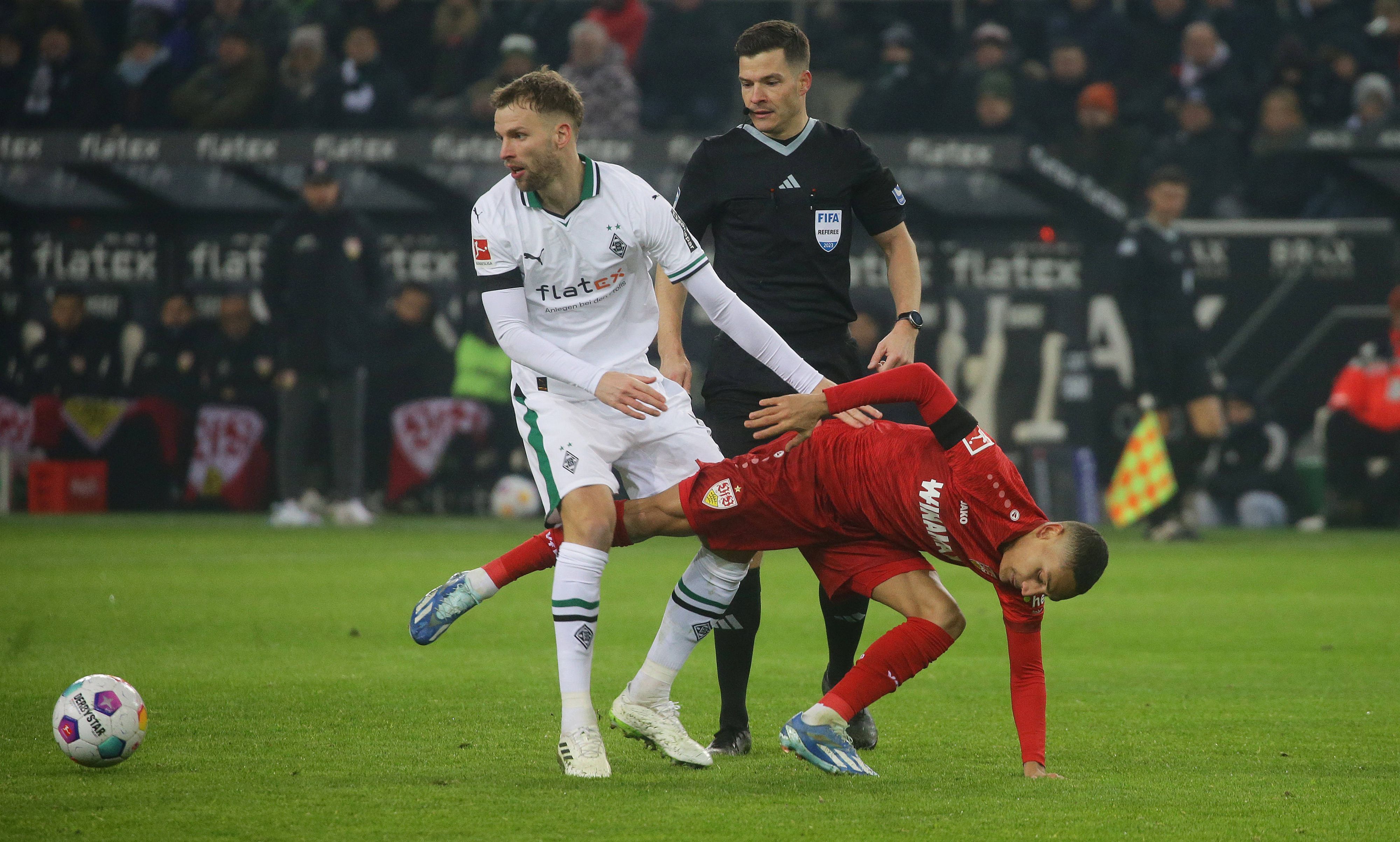Abwehrspieler von Borussia Mönchengladbach während eines Zweikampfs.