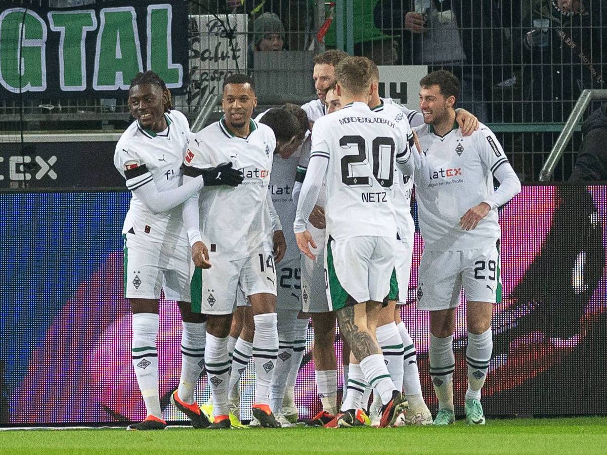 Spieler von Borussia Mönchengladbach bejubeln einen Treffer.