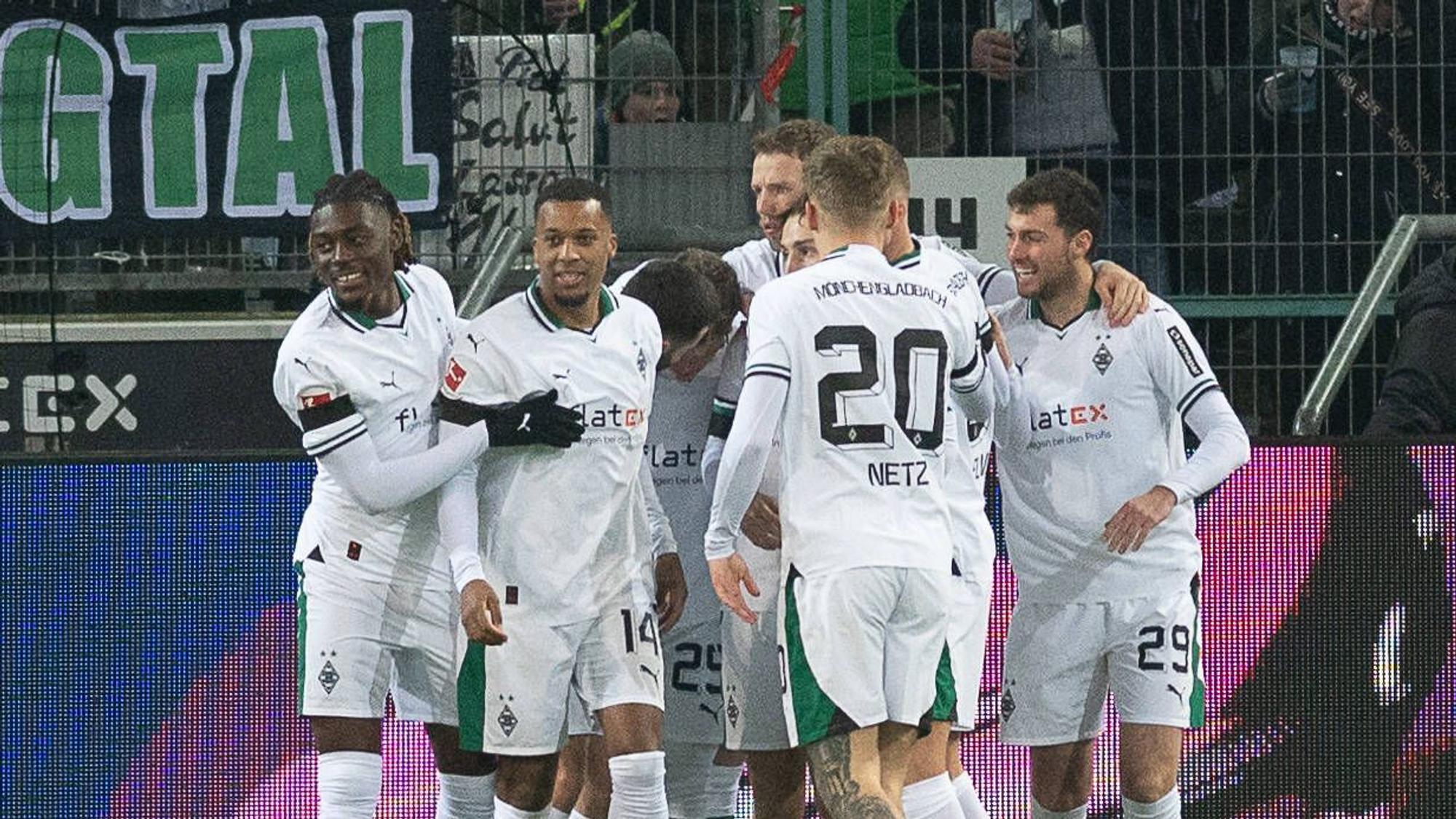 Spieler von Borussia Mönchengladbach bejubeln einen Treffer.