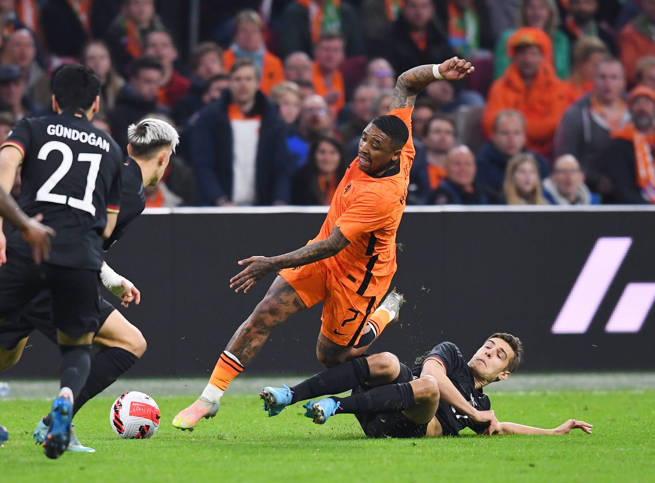 Ilkay Gündogan, Nico Schlotterbeck und Florian Neuhaus wollen Steven Bergwijn den Ball abnehmen.