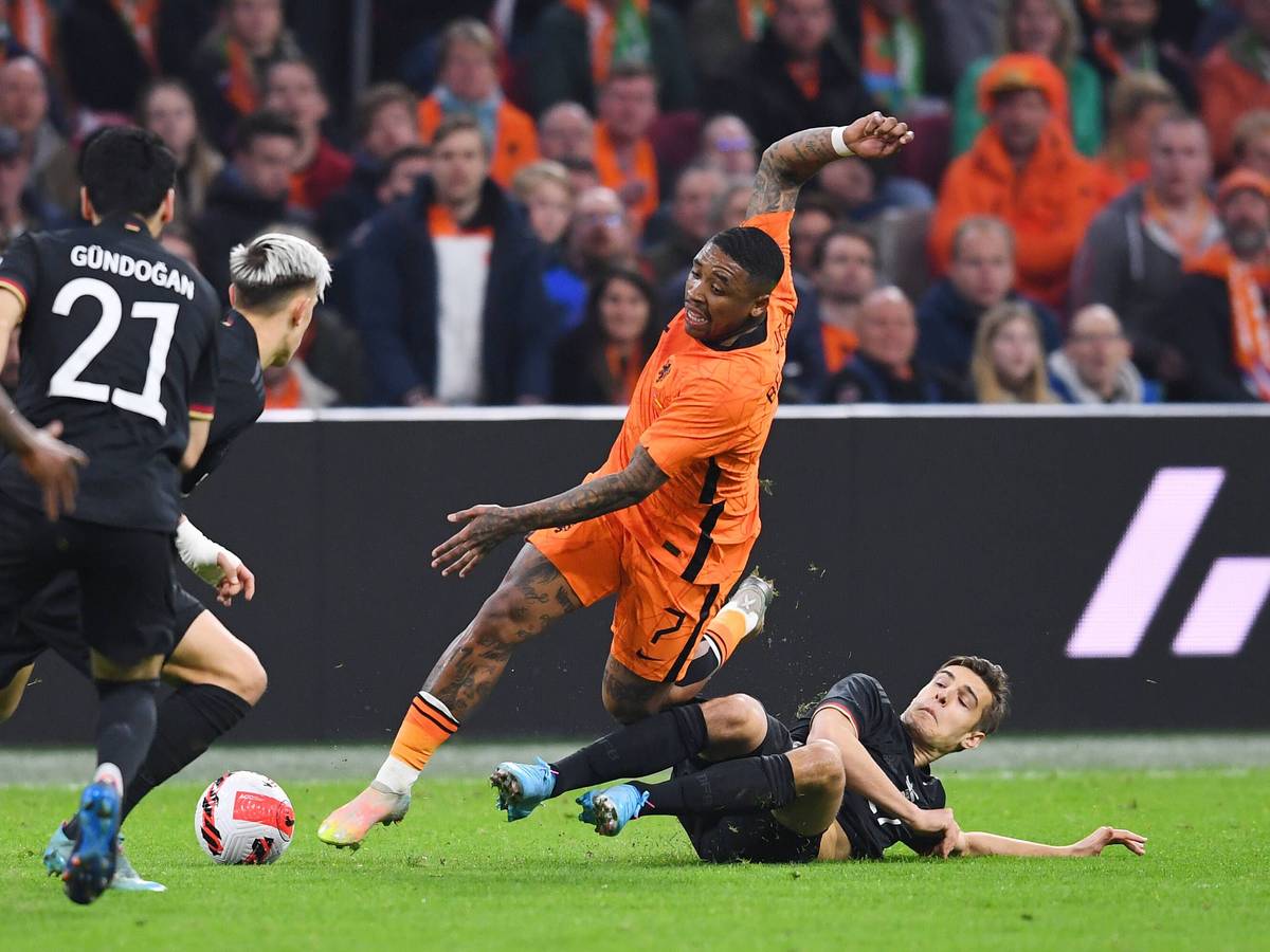 Ilkay Gündogan, Nico Schlotterbeck und Florian Neuhaus wollen Steven Bergwijn den Ball abnehmen.