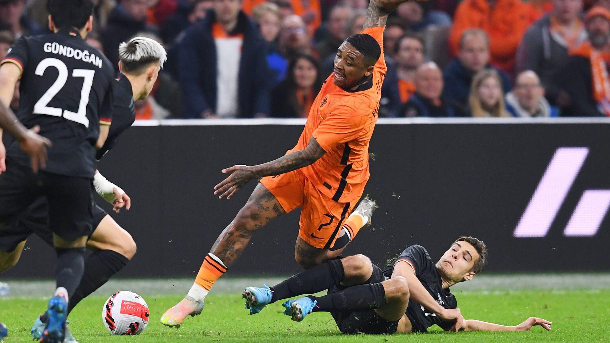 Ilkay Gündogan, Nico Schlotterbeck und Florian Neuhaus wollen Steven Bergwijn den Ball abnehmen.