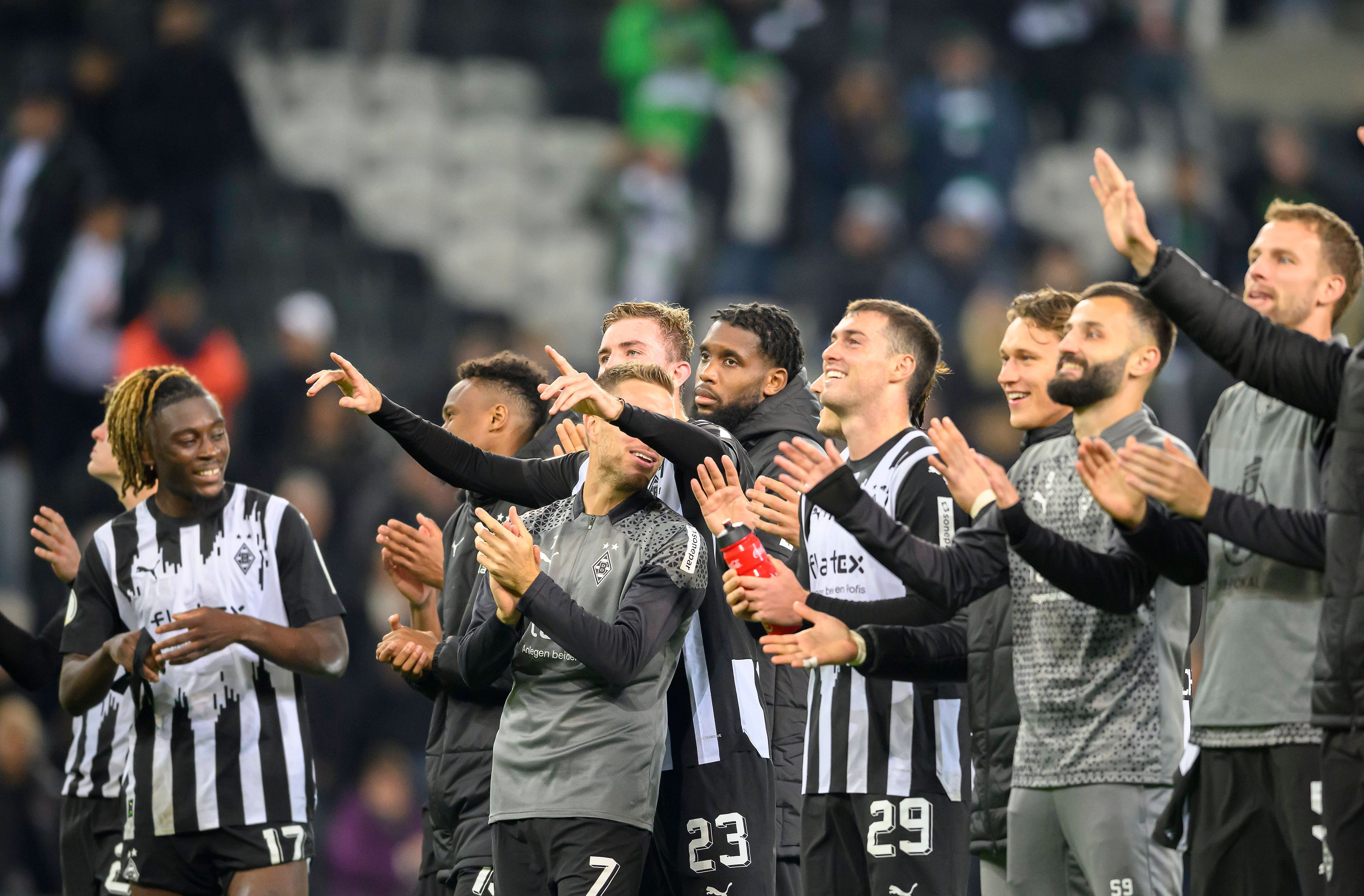 Borussia-Spieler feiern vor der Nordkurve.