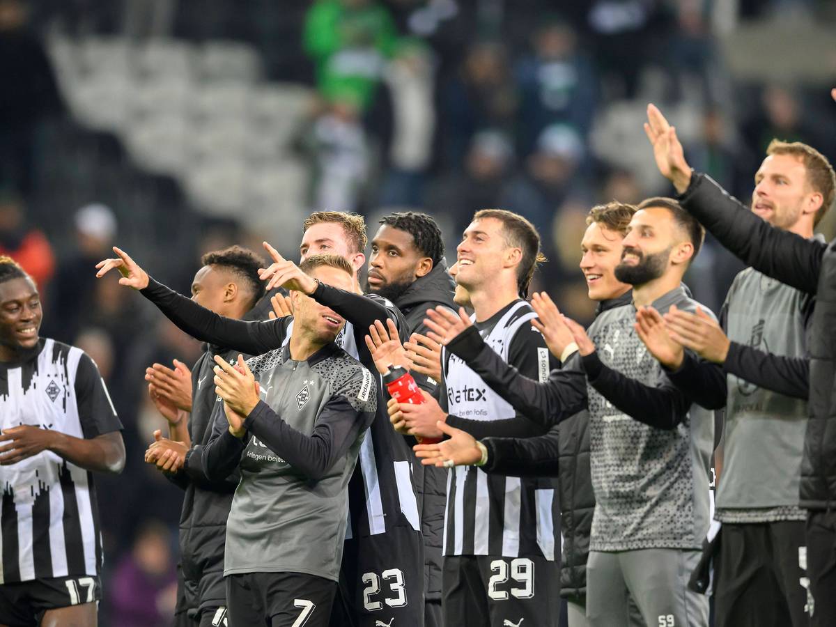 Borussia-Spieler feiern vor der Nordkurve.