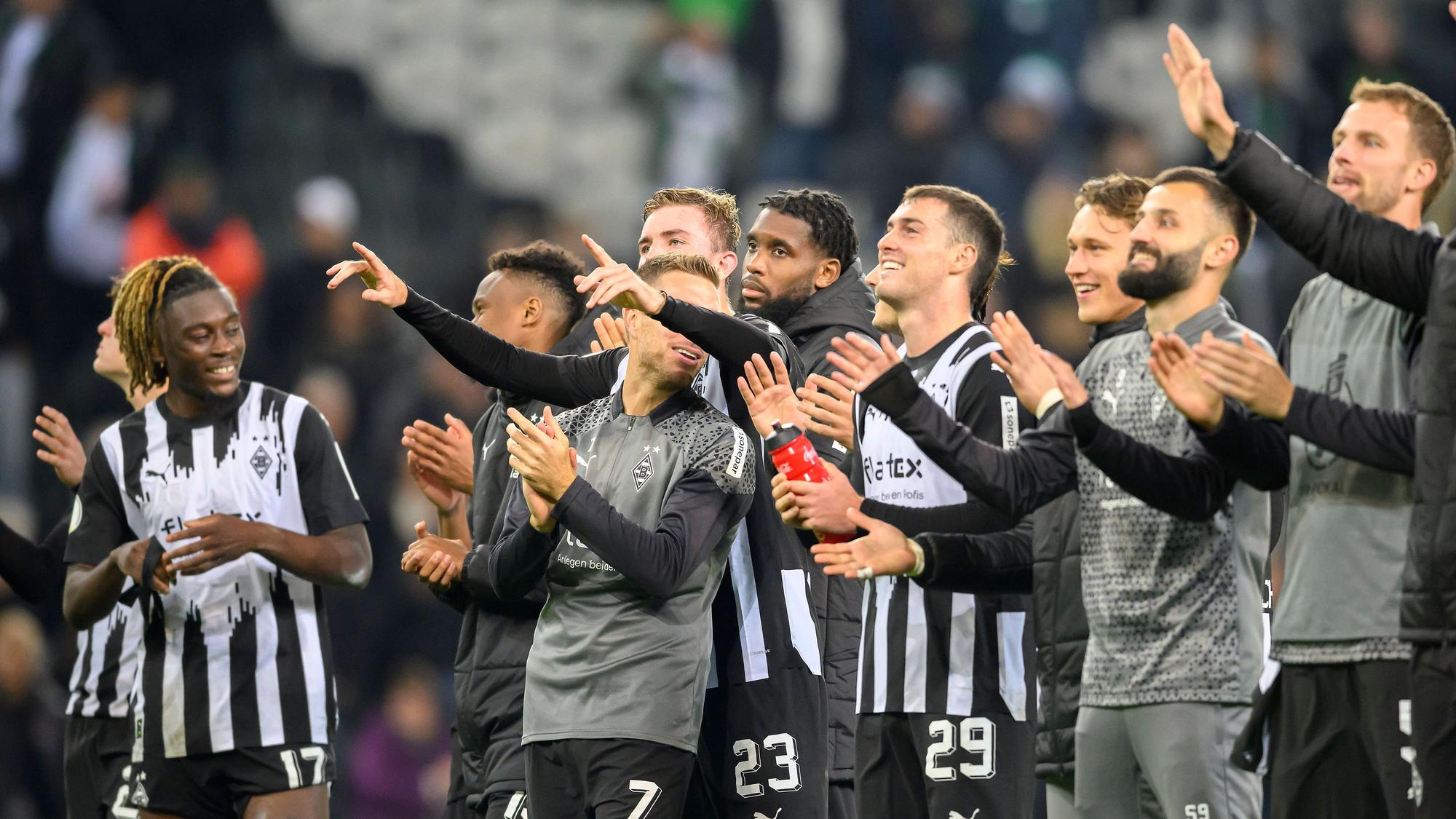 Borussia-Spieler feiern vor der Nordkurve.