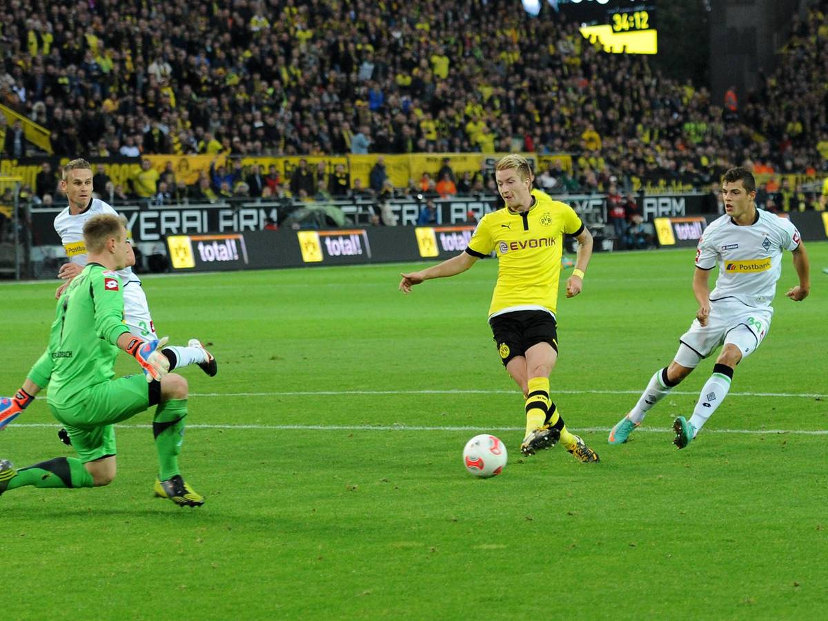 Marco Reus kommt gegen Marc-André ter Stegen zum Abschluss.