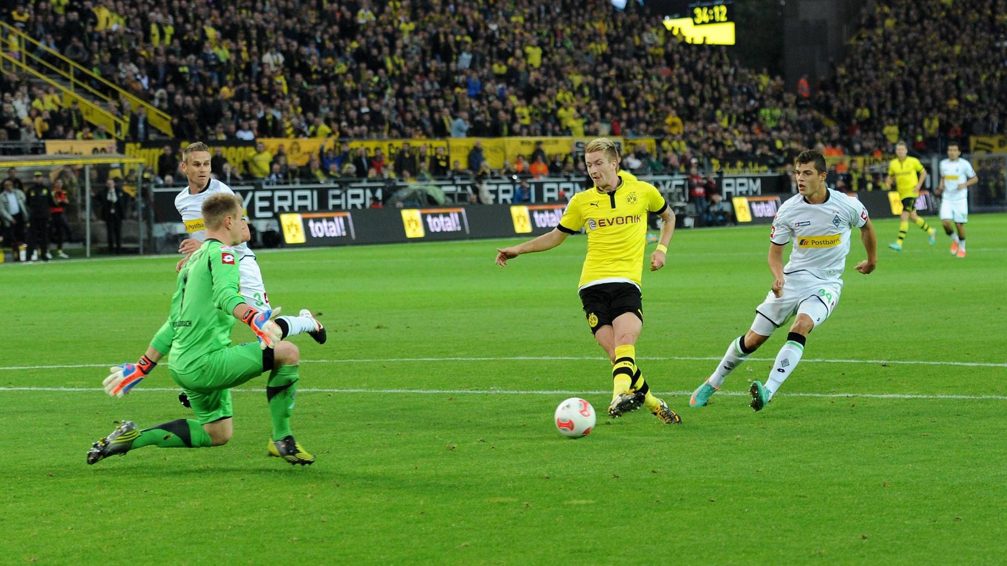 Marco Reus kommt gegen Marc-André ter Stegen zum Abschluss.