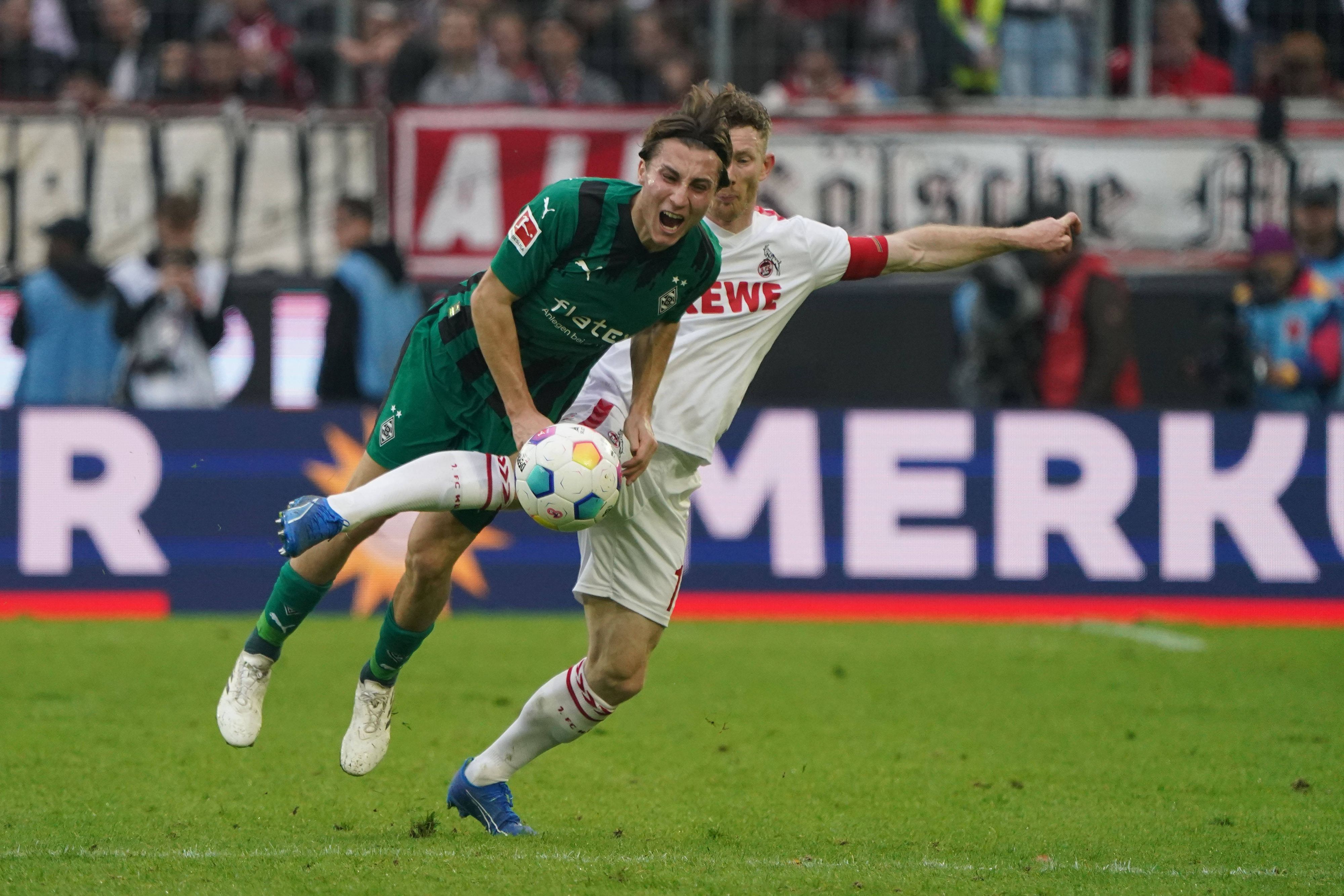 Rocco Reitz im Zweikampf mit Florian Kainz.