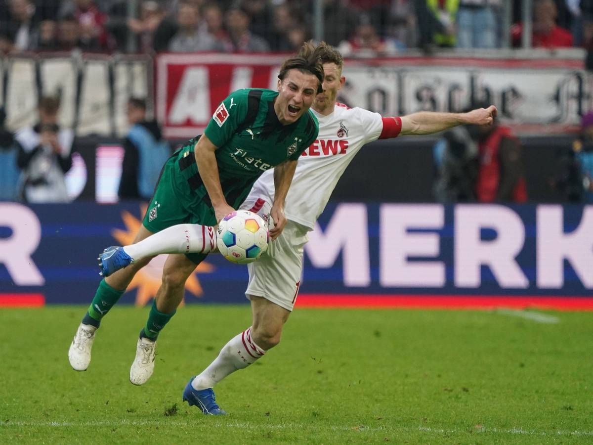 Rocco Reitz im Zweikampf mit Florian Kainz.