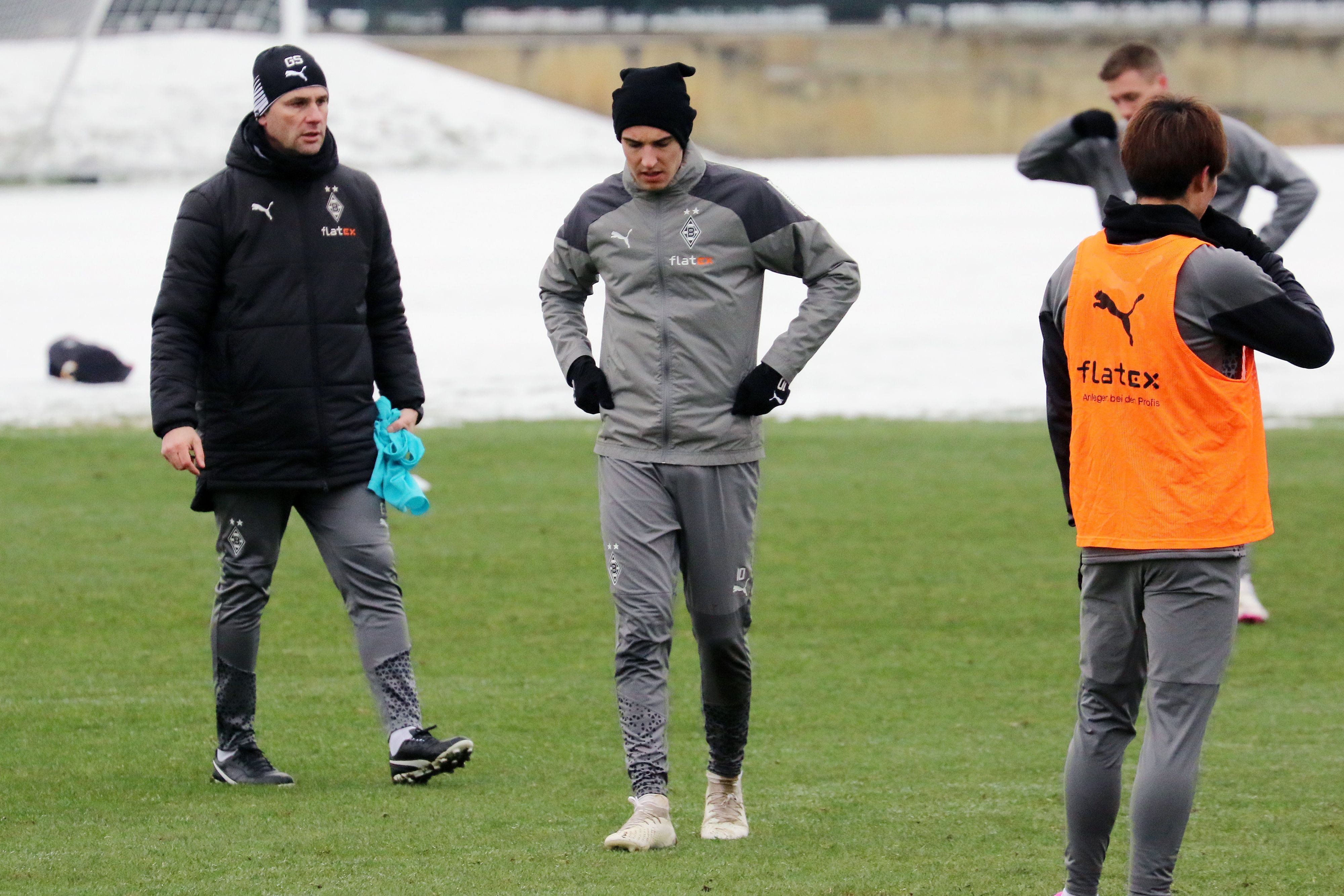 Gerardo Seoane auf dem Trainingsplatz mit seinen Spielern.