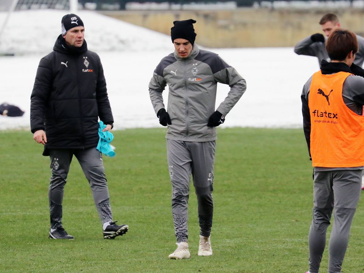 Gerardo Seoane auf dem Trainingsplatz mit seinen Spielern.