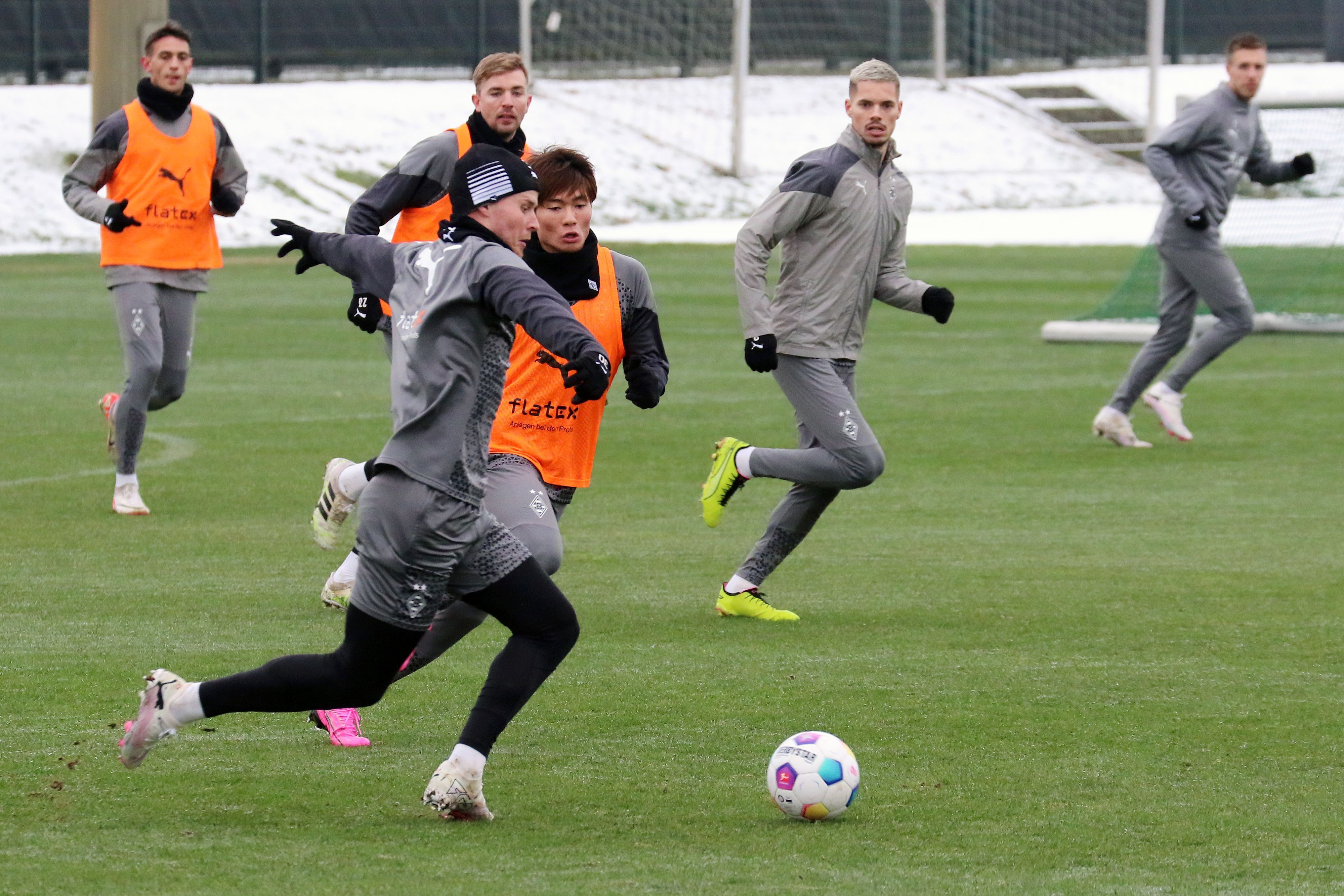 Nico Elvedi am Ball im Borussia-Training.