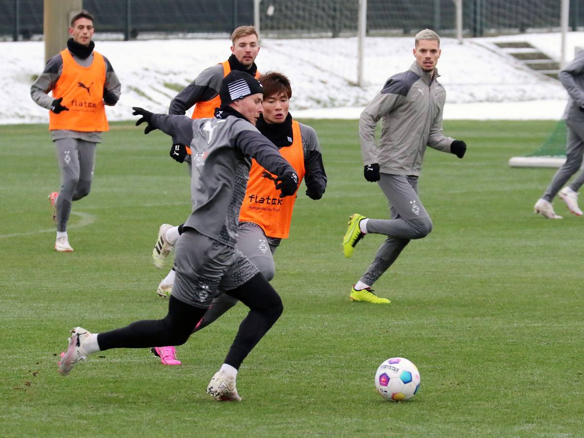Nico Elvedi am Ball im Borussia-Training.