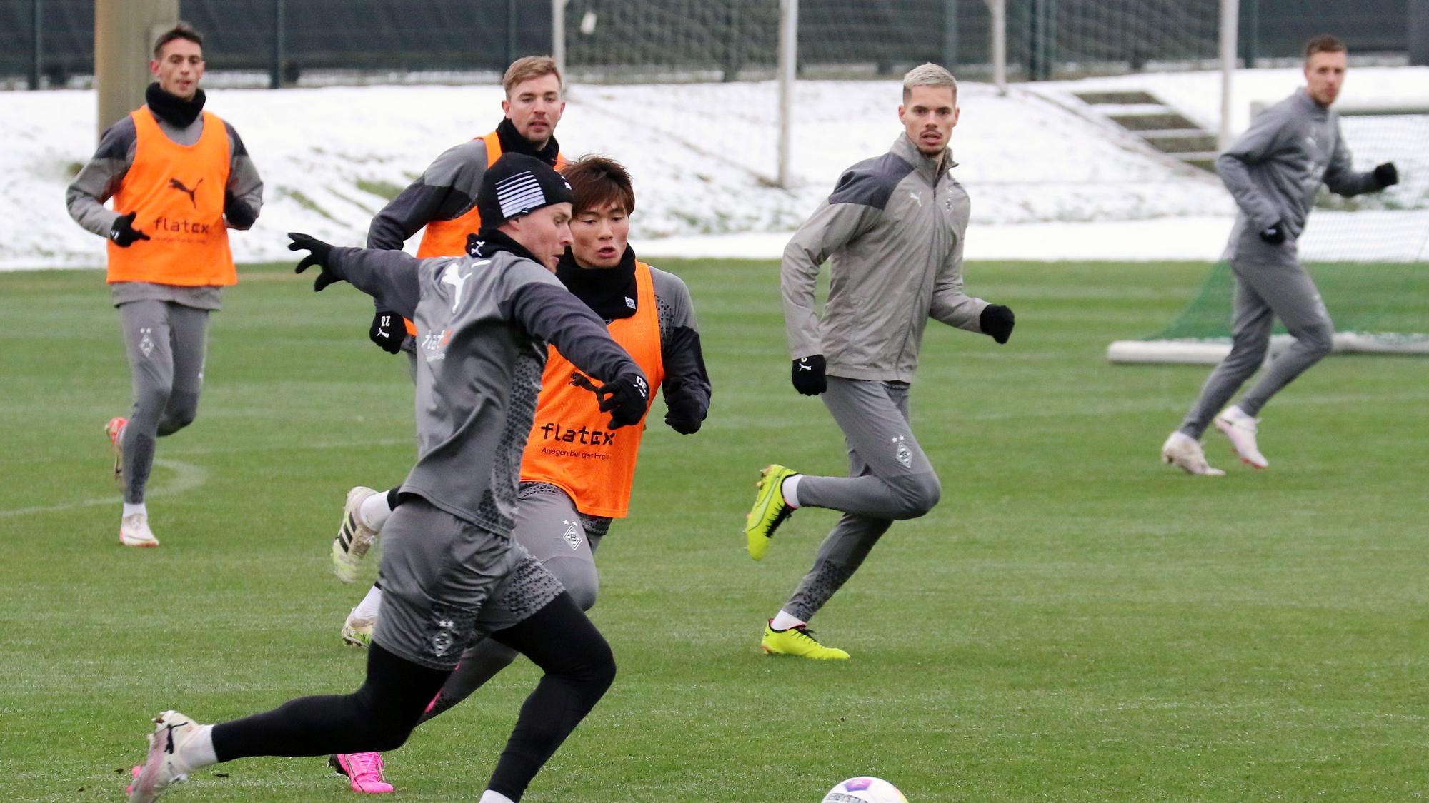 Nico Elvedi am Ball im Borussia-Training.