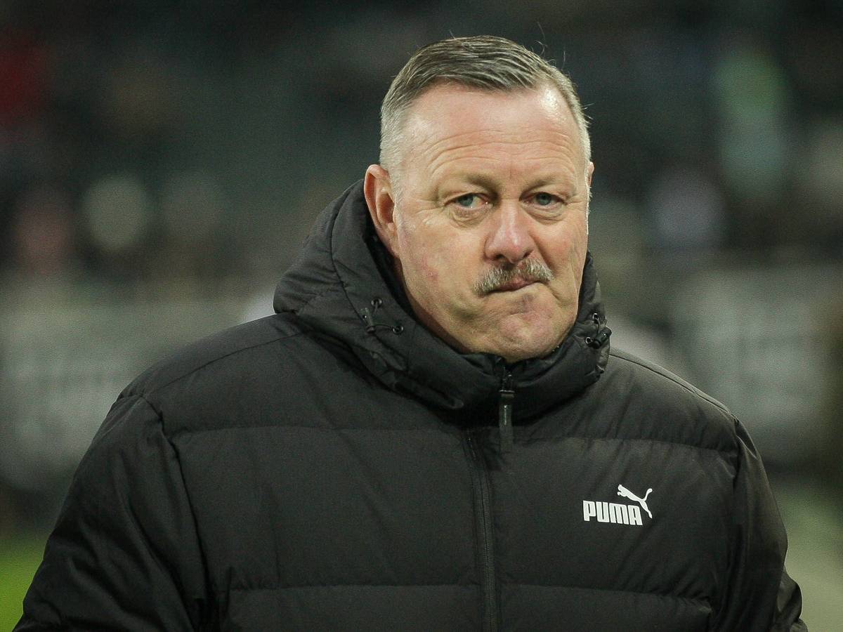 Roland Virkus am Spielfeldrand.