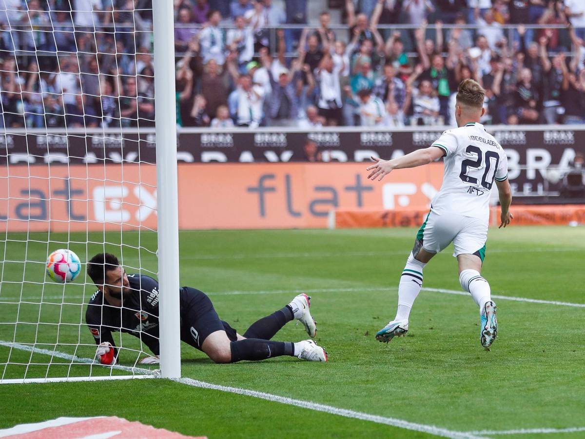 Luca Netz dreht zum Jubeln ab. Der Augsburger Torhüter Koubek liegt am Boden, der Ball ist im Netz.