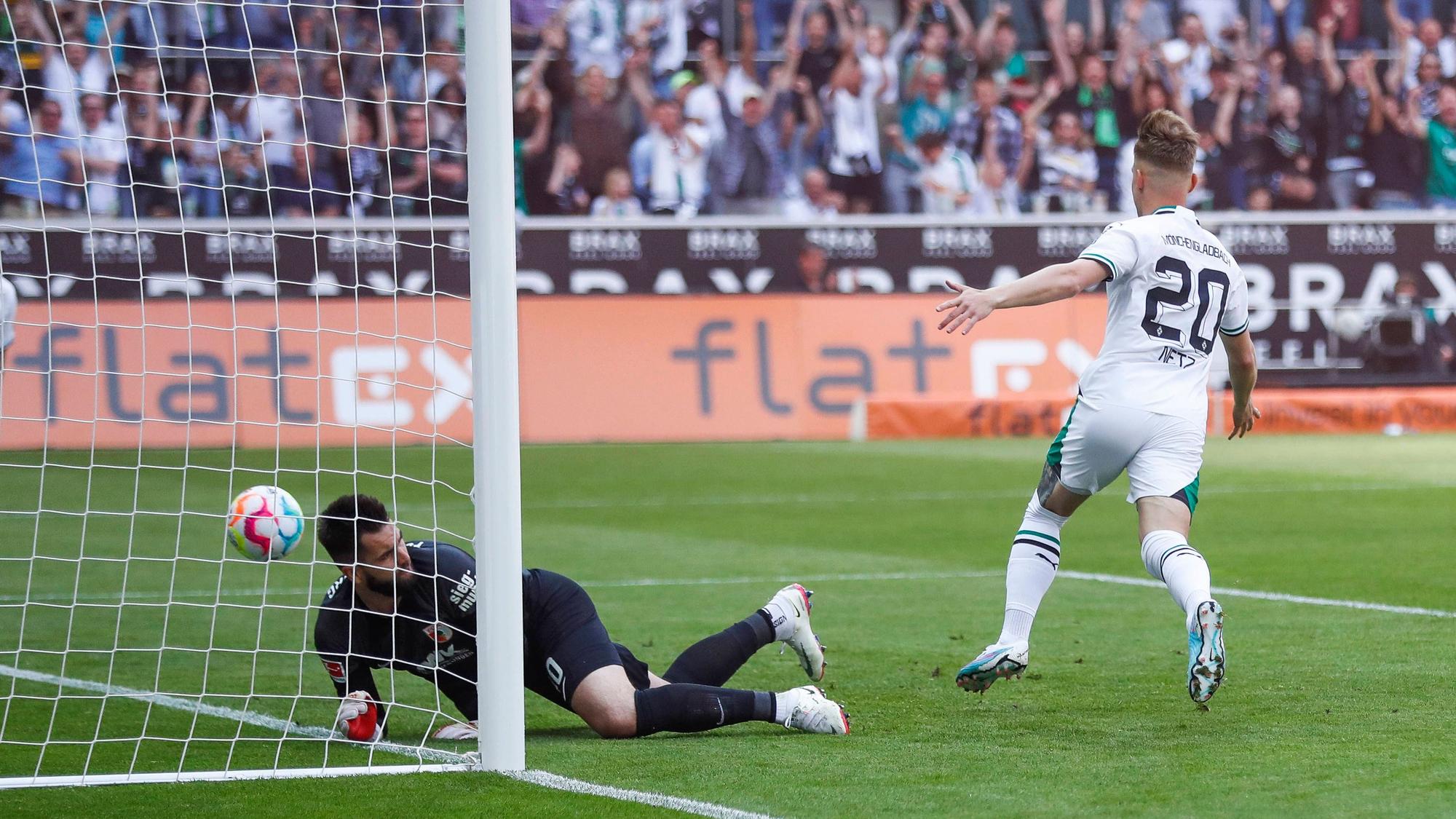 Luca Netz dreht zum Jubeln ab. Der Augsburger Torhüter Koubek liegt am Boden, der Ball ist im Netz.