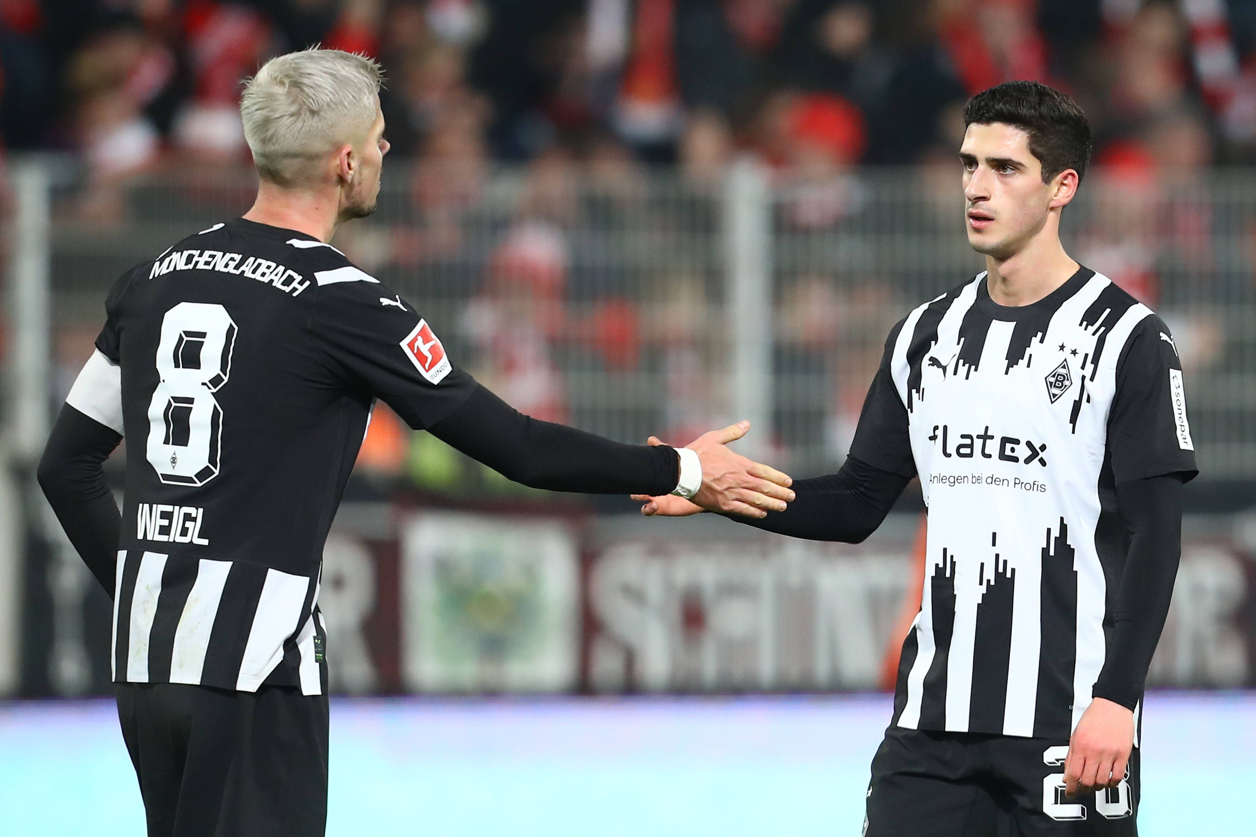 Grant-Leon Ranos und Julian Weigl schlagen ein.