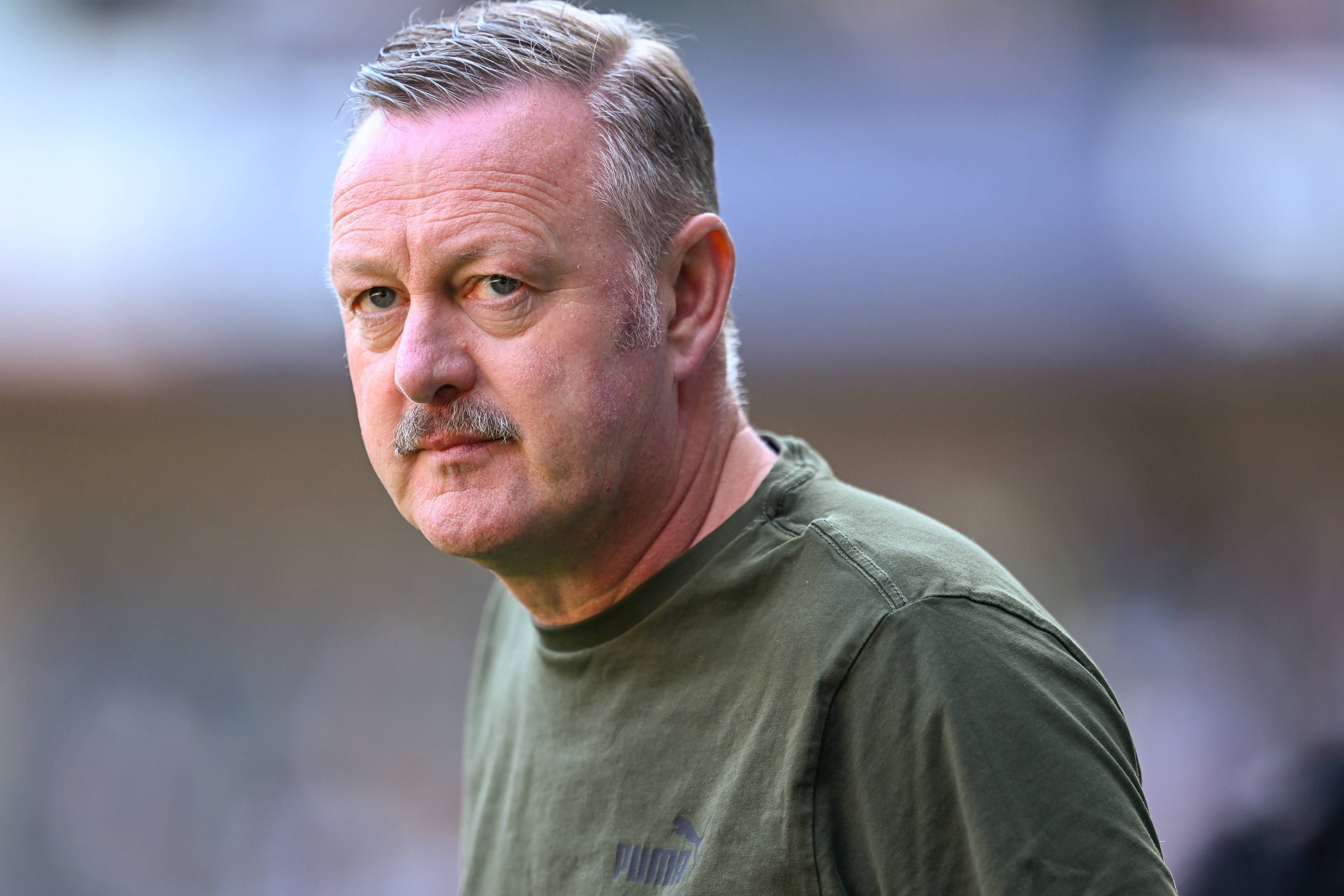 Roland Virkus am Spielfeldrand.