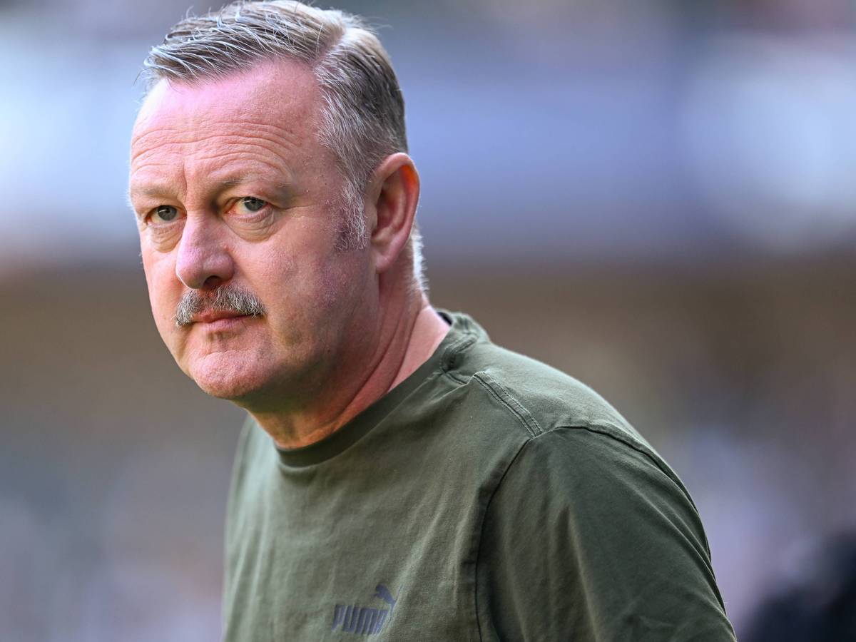 Roland Virkus am Spielfeldrand.