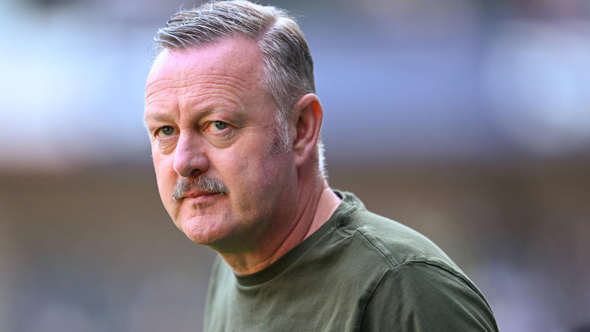 Roland Virkus am Spielfeldrand.