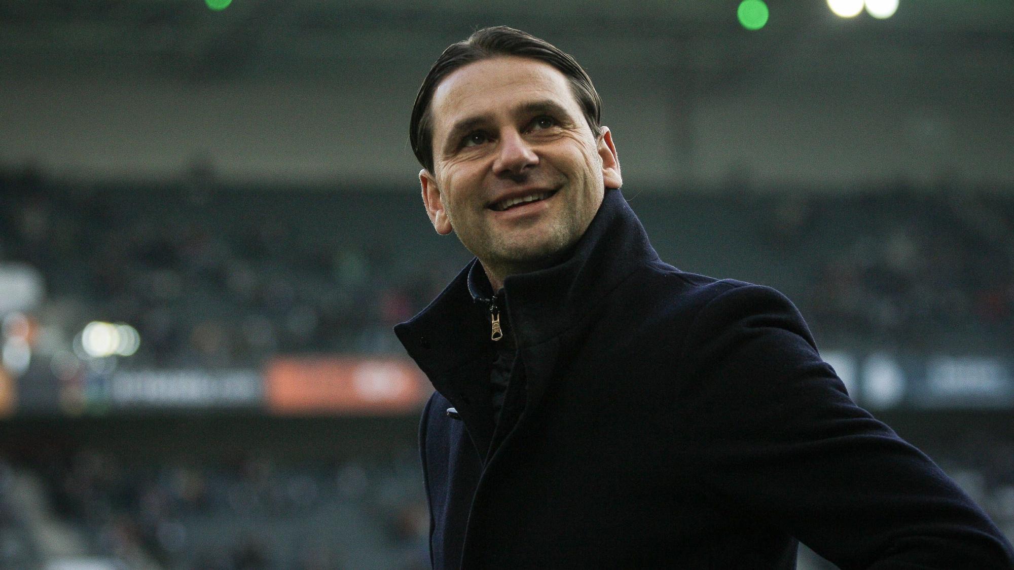 Gerardo Seoane freut sich beim Blick auf die Tribüne.