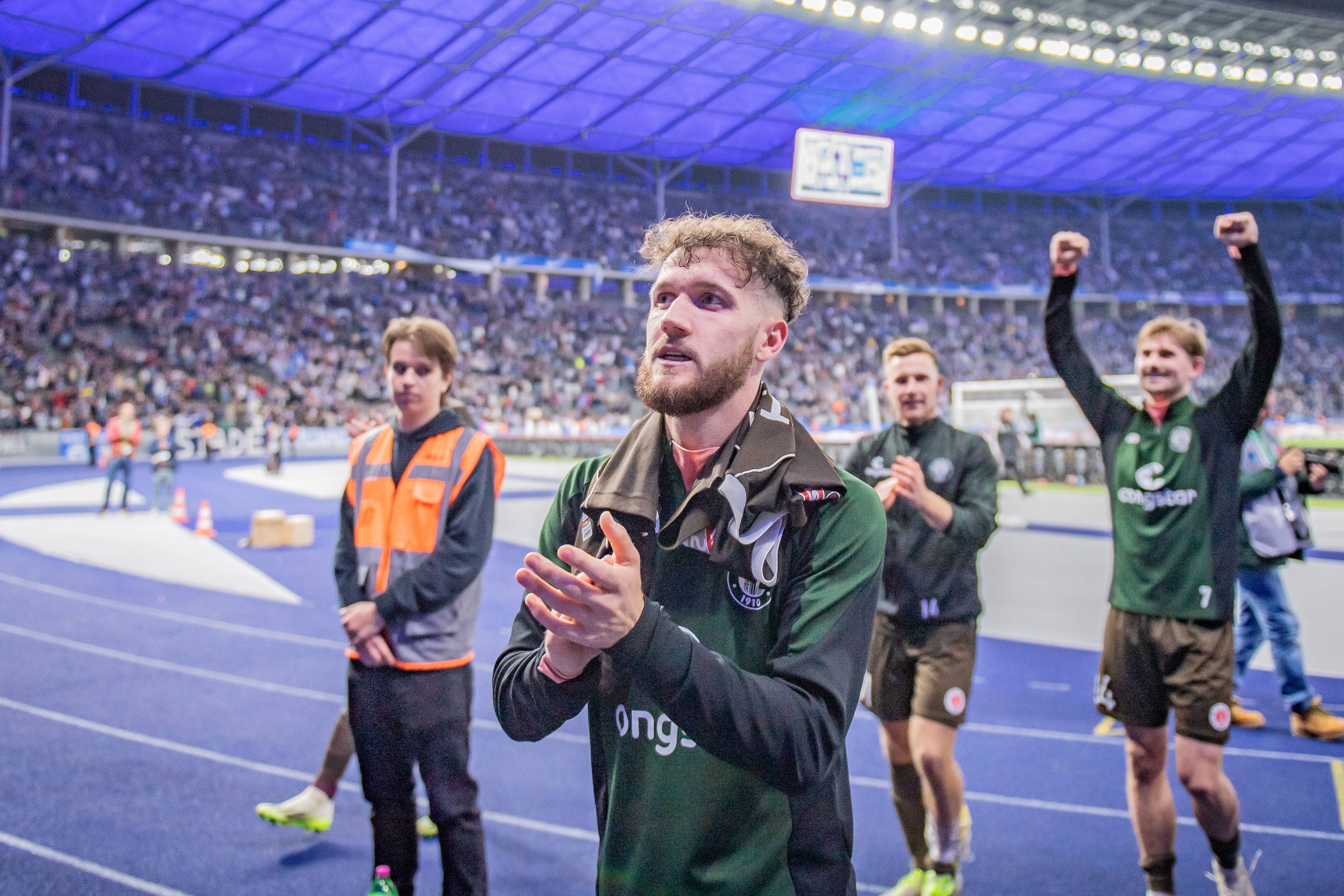 Spieler des FC St. Pauli jubeln im Olympiastadion.