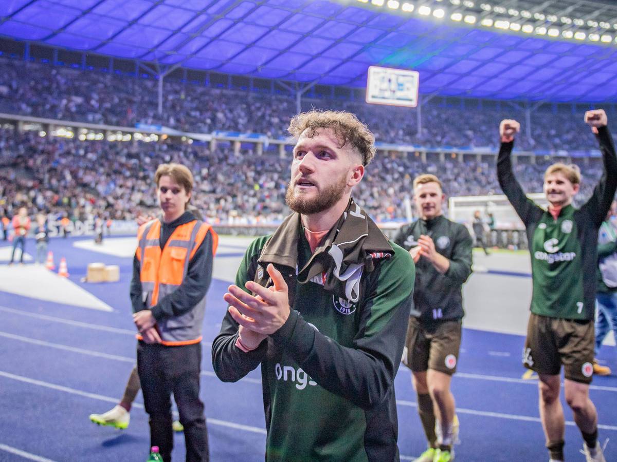 Spieler des FC St. Pauli jubeln im Olympiastadion.