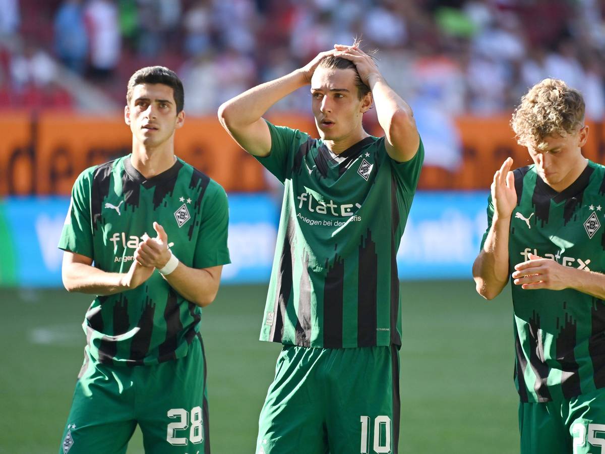 Grant-Leon Ranos, Flo Neuhaus und Robin Hack bei den Borussia-Fans.