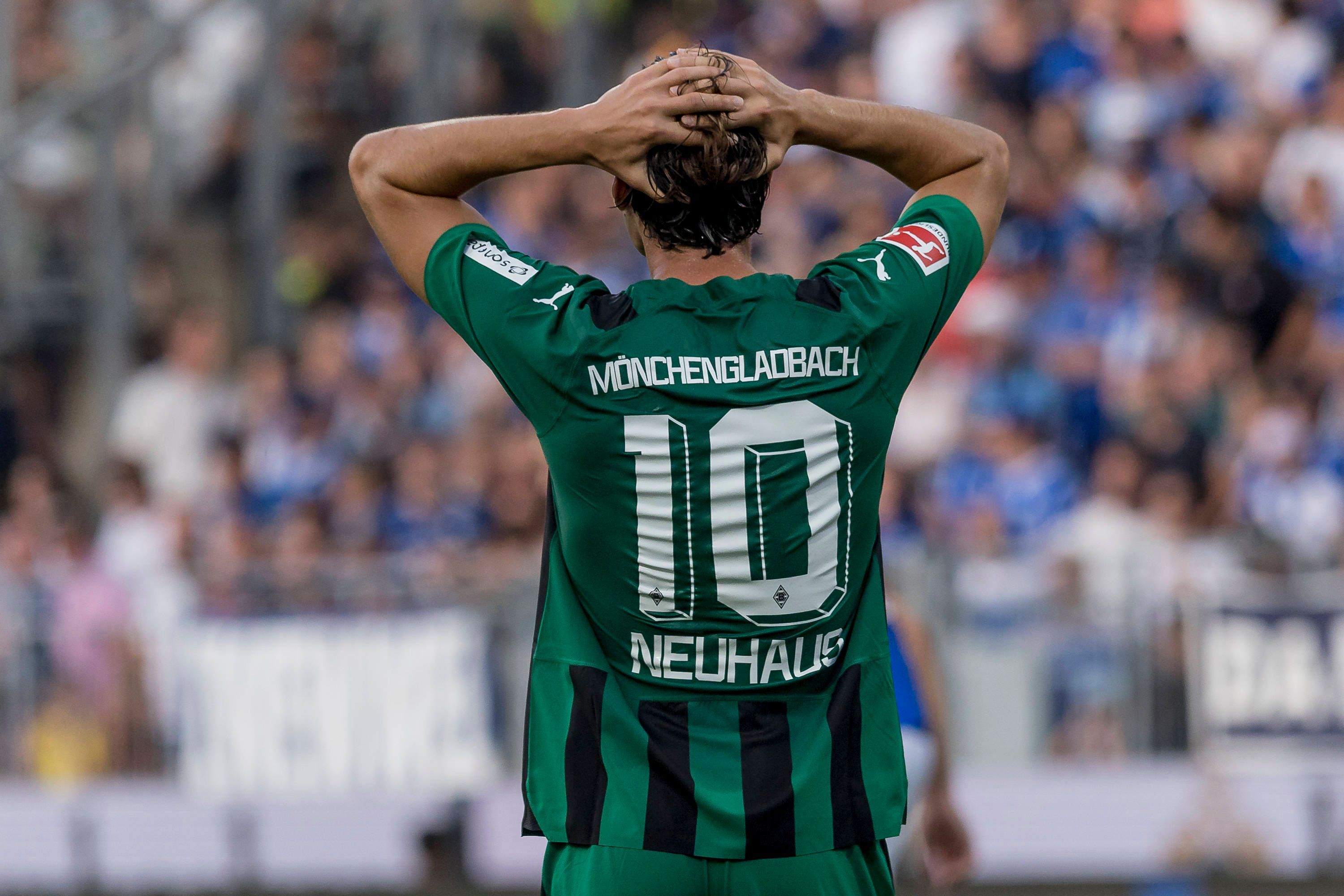 Florian Neuhaus fasst sich an den Kopf.