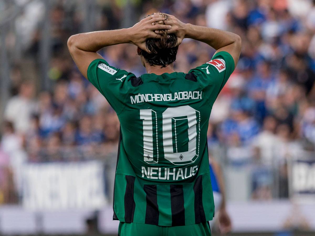 Florian Neuhaus fasst sich an den Kopf.