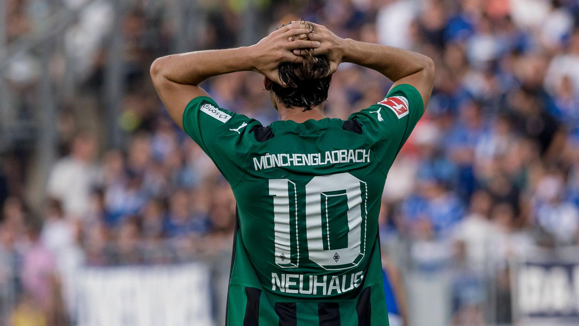 Florian Neuhaus fasst sich an den Kopf.