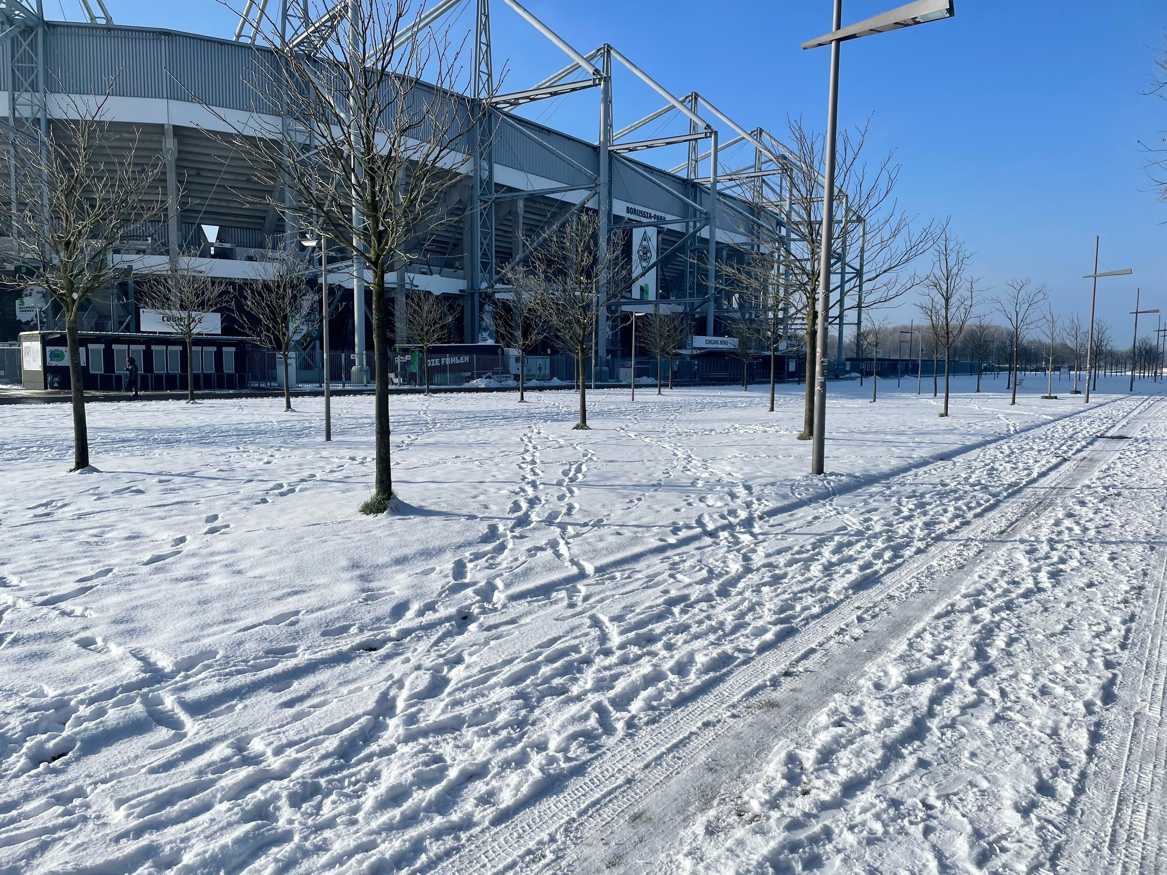 Der verschneite Borussia-Park am 19. Januar 2024.