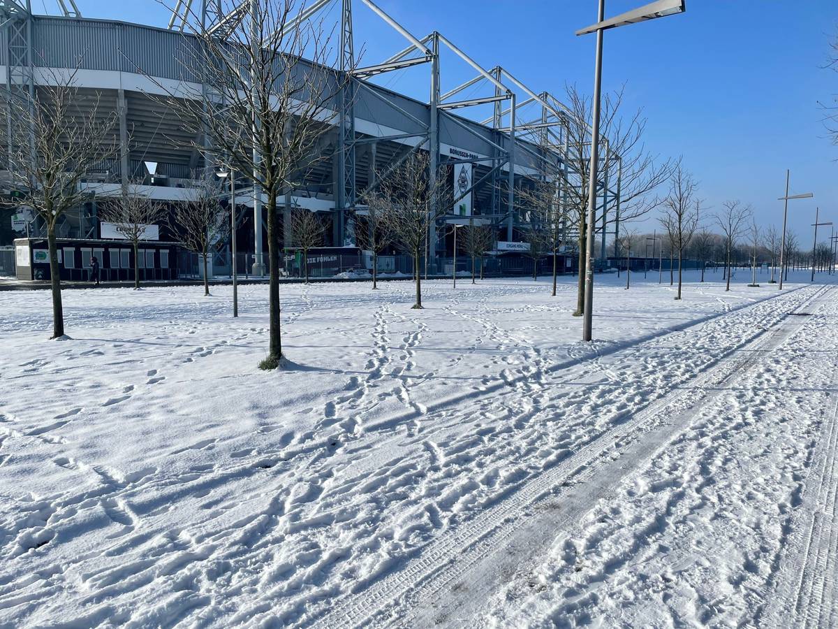 Der verschneite Borussia-Park am 19. Januar 2024.