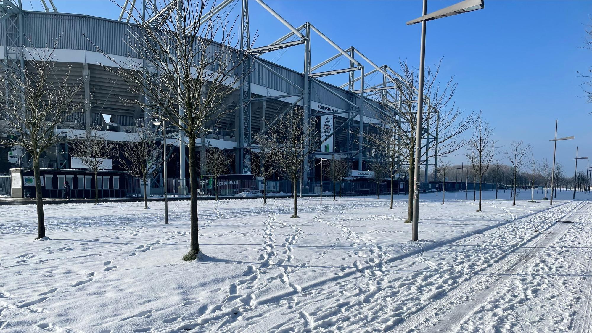 Der verschneite Borussia-Park am 19. Januar 2024.
