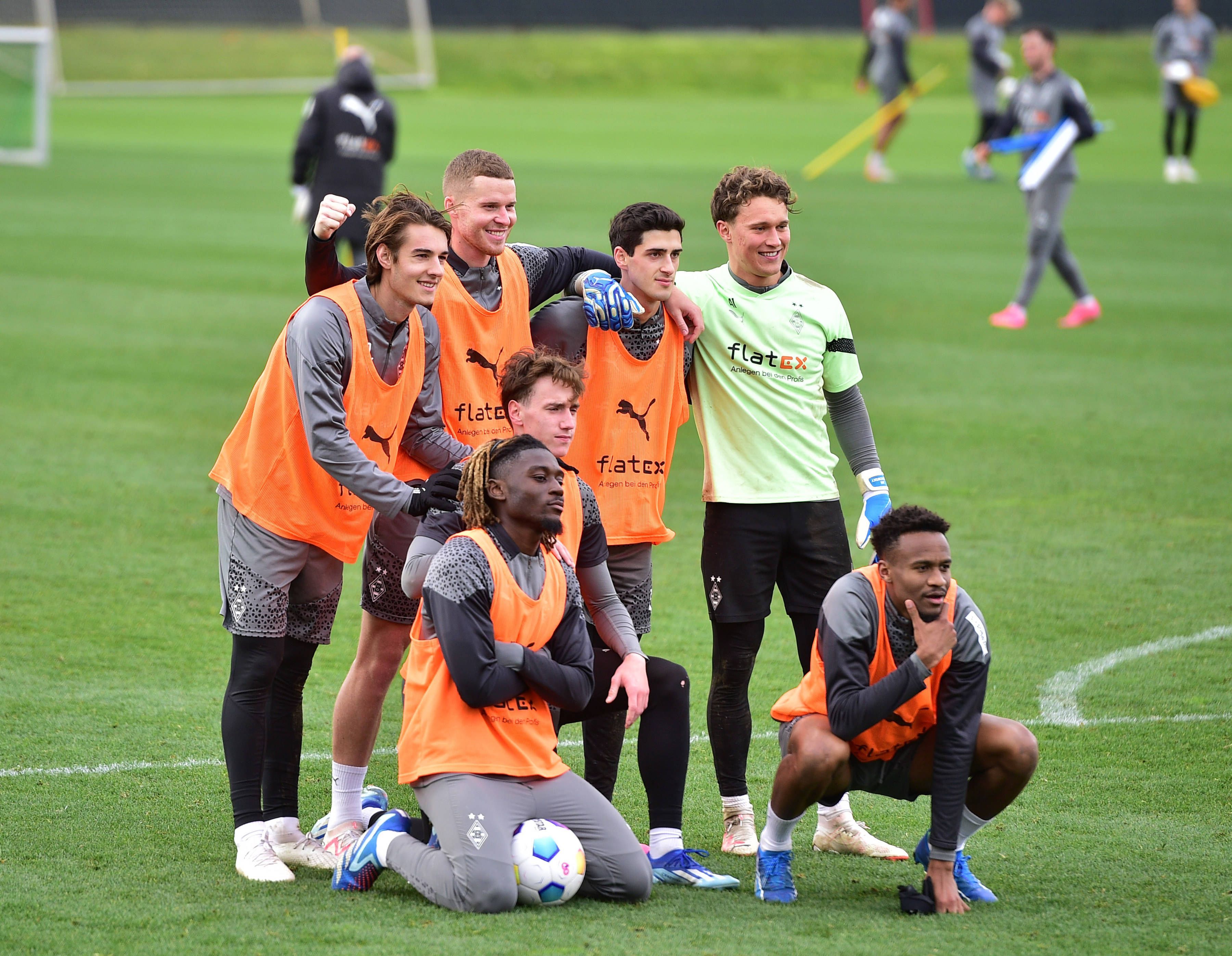 Borussia-Spieler bei einem Siegerfoto auf dem Trainingsplatz.