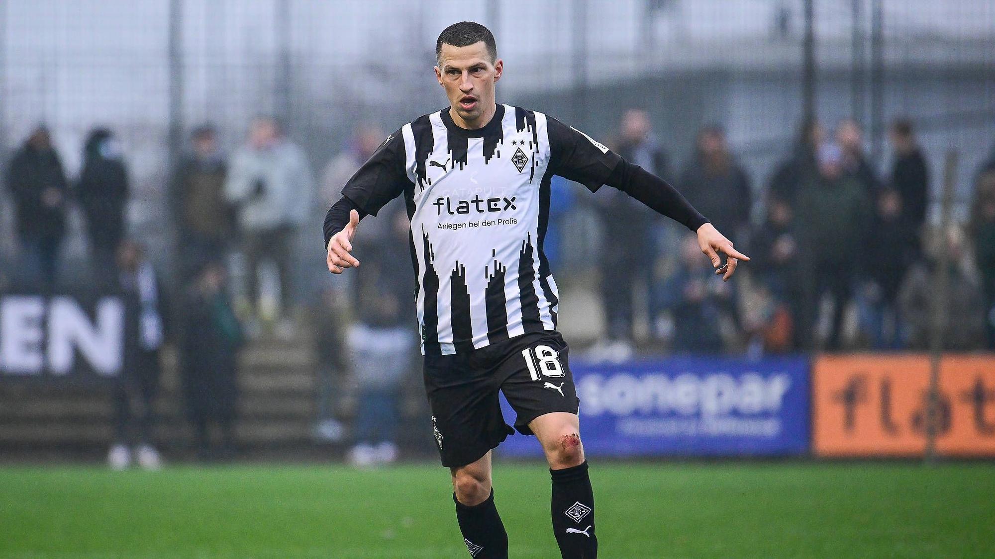 Stefan Lainer mit blutigem Knie im Borussia-Trikot.