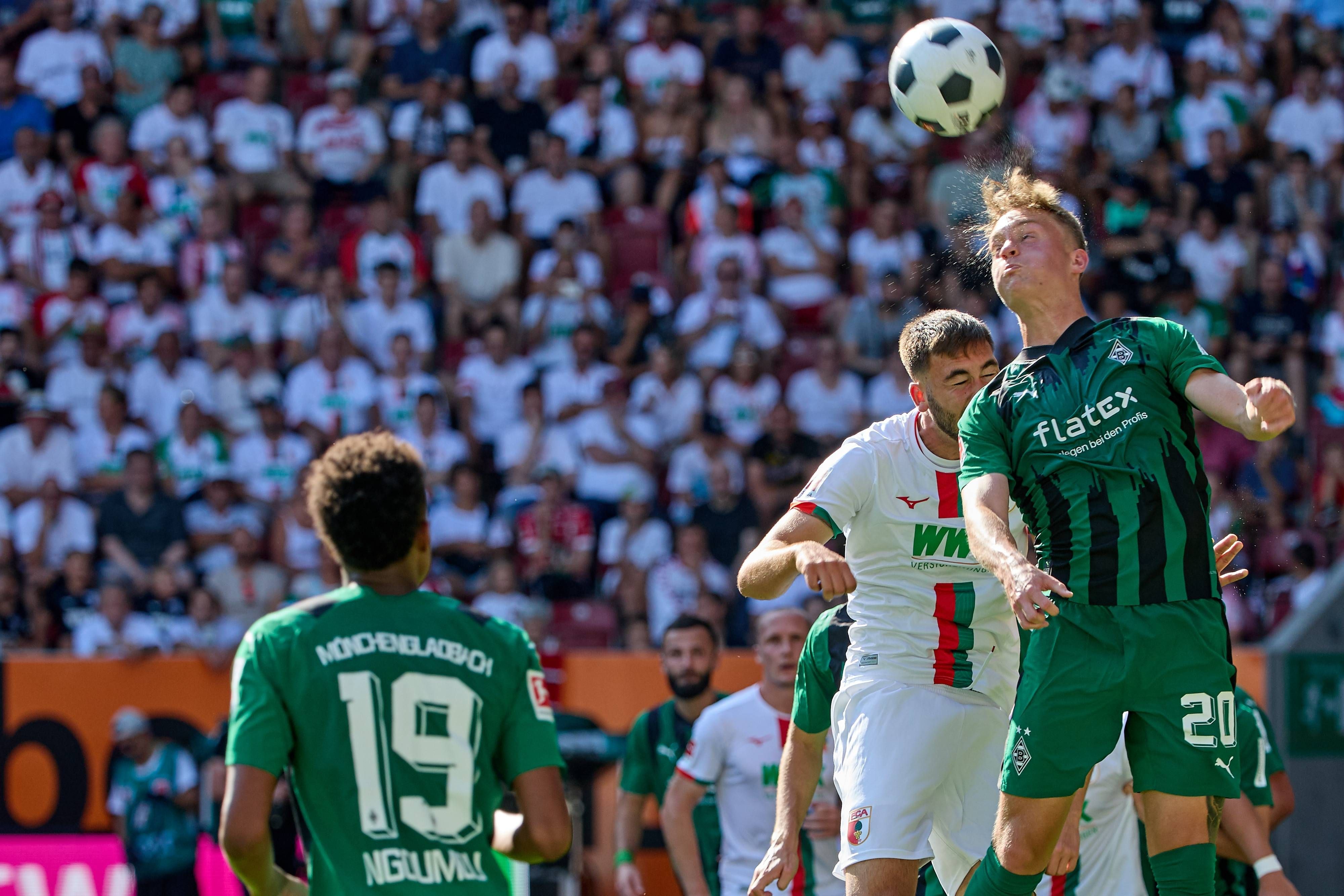 Ein Spieler von Borussia Mönchengladbach während eines Kopfballduells.