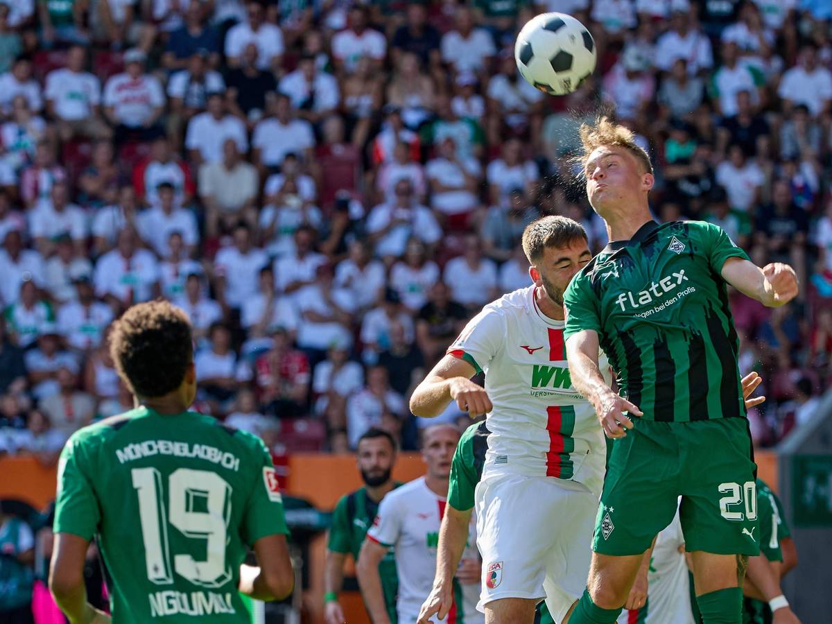 Ein Spieler von Borussia Mönchengladbach während eines Kopfballduells.