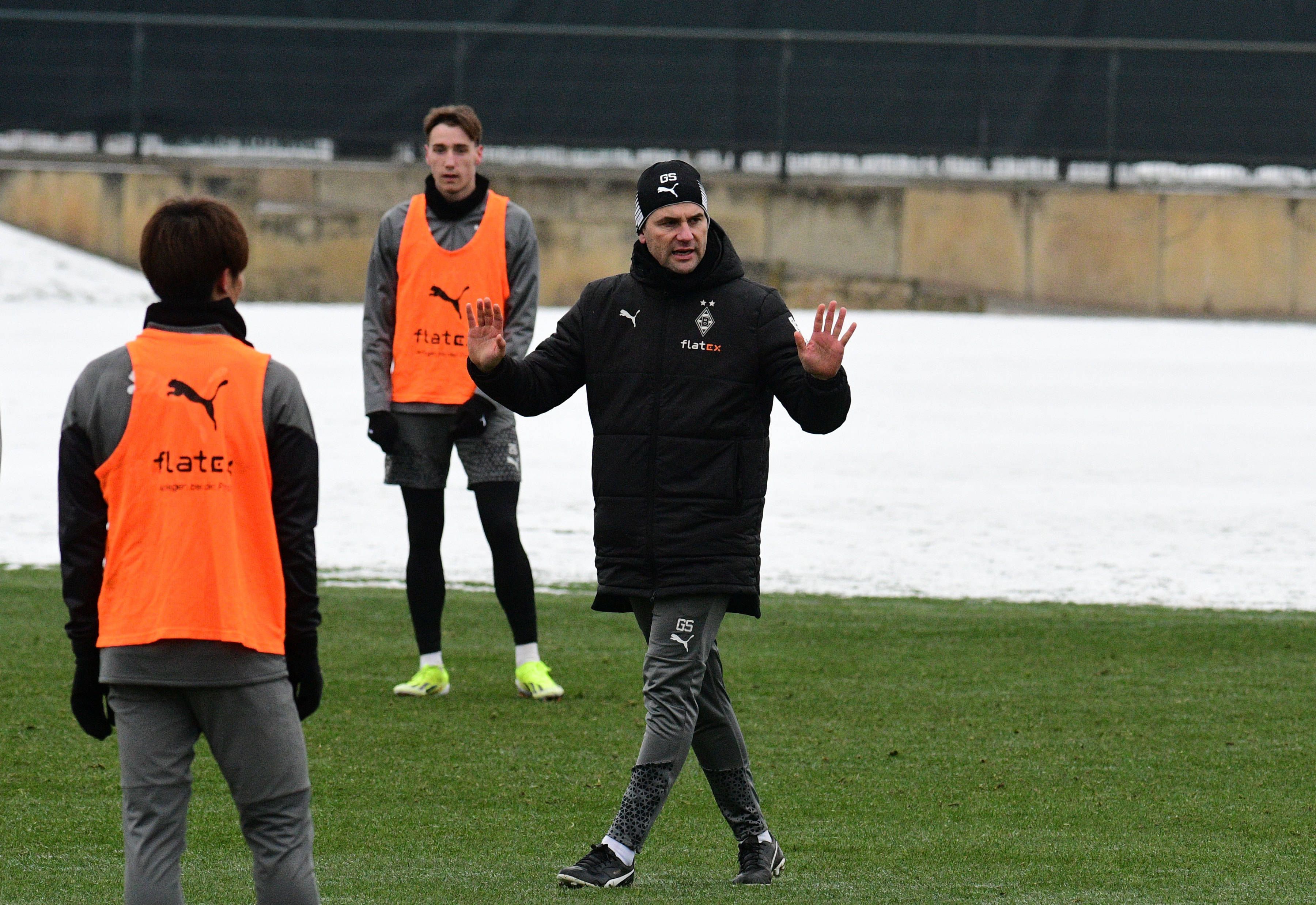 Trainer von Borussia Mönchengladbach gibt Anweisungen.