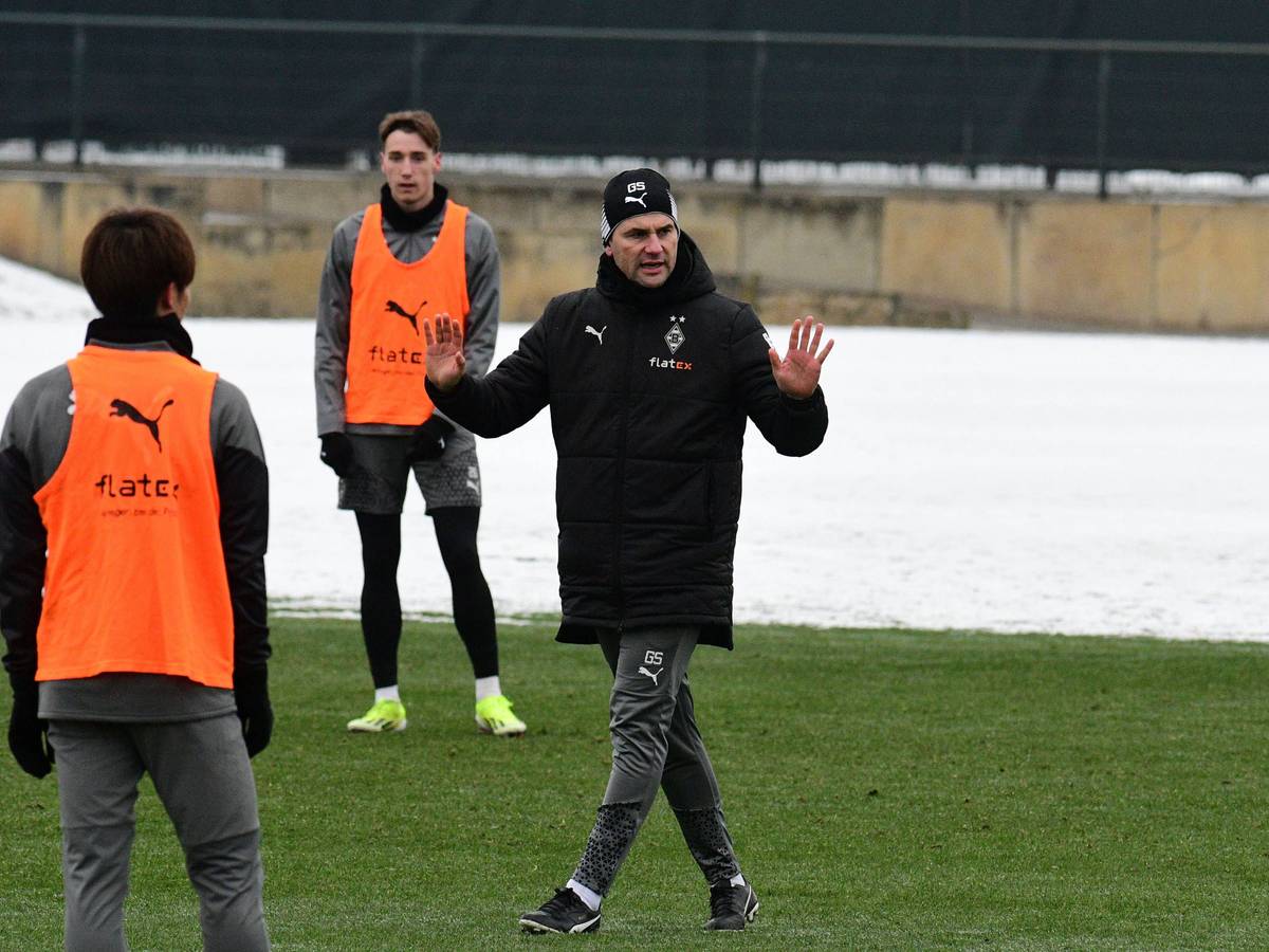 Trainer von Borussia Mönchengladbach gibt Anweisungen.