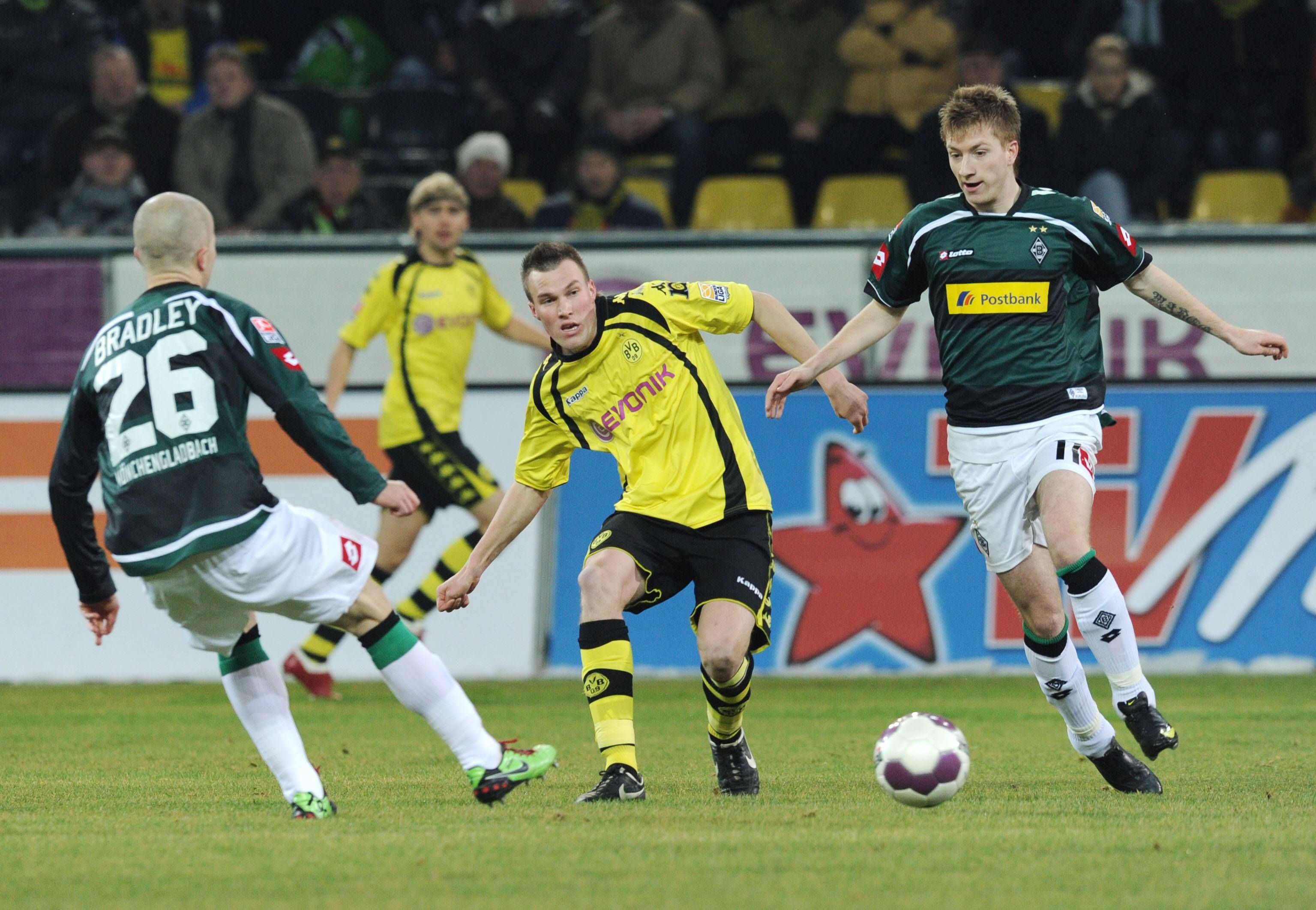Spieler von Borussia Mönchengladbach behauptet den Ball.