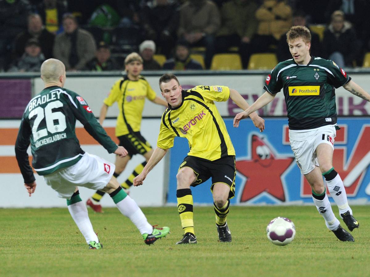 Spieler von Borussia Mönchengladbach behauptet den Ball.