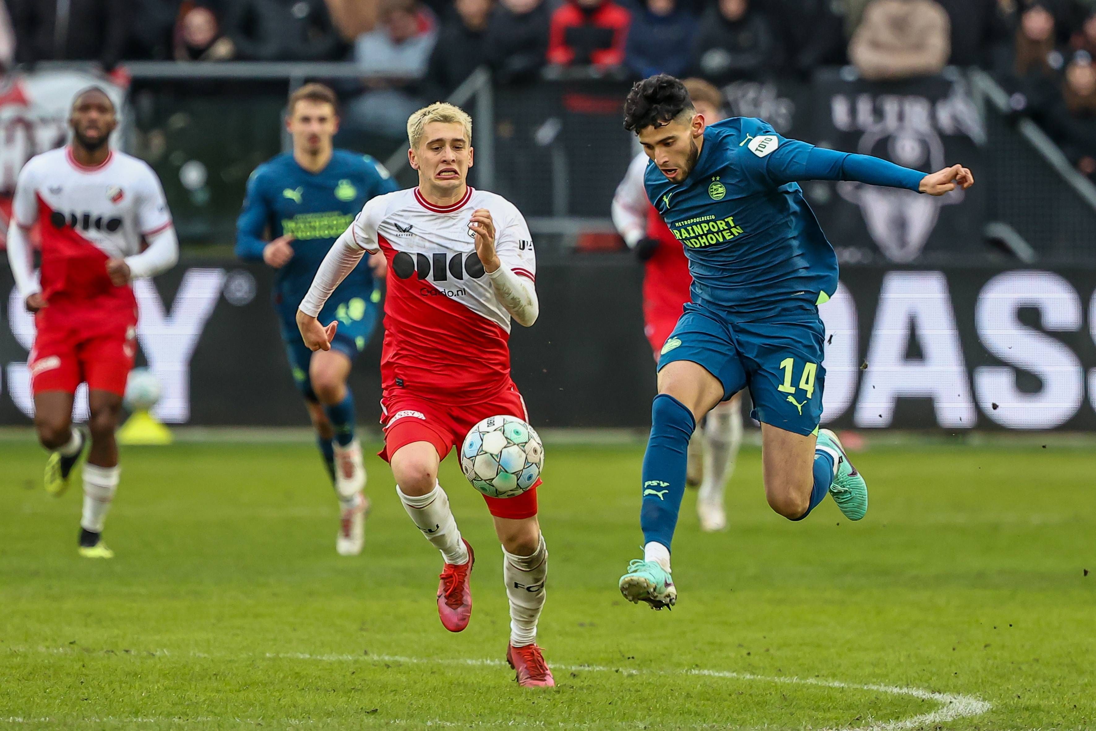 Oscar Fraulo und Ricardo Pepi kämpfen um den Ball.