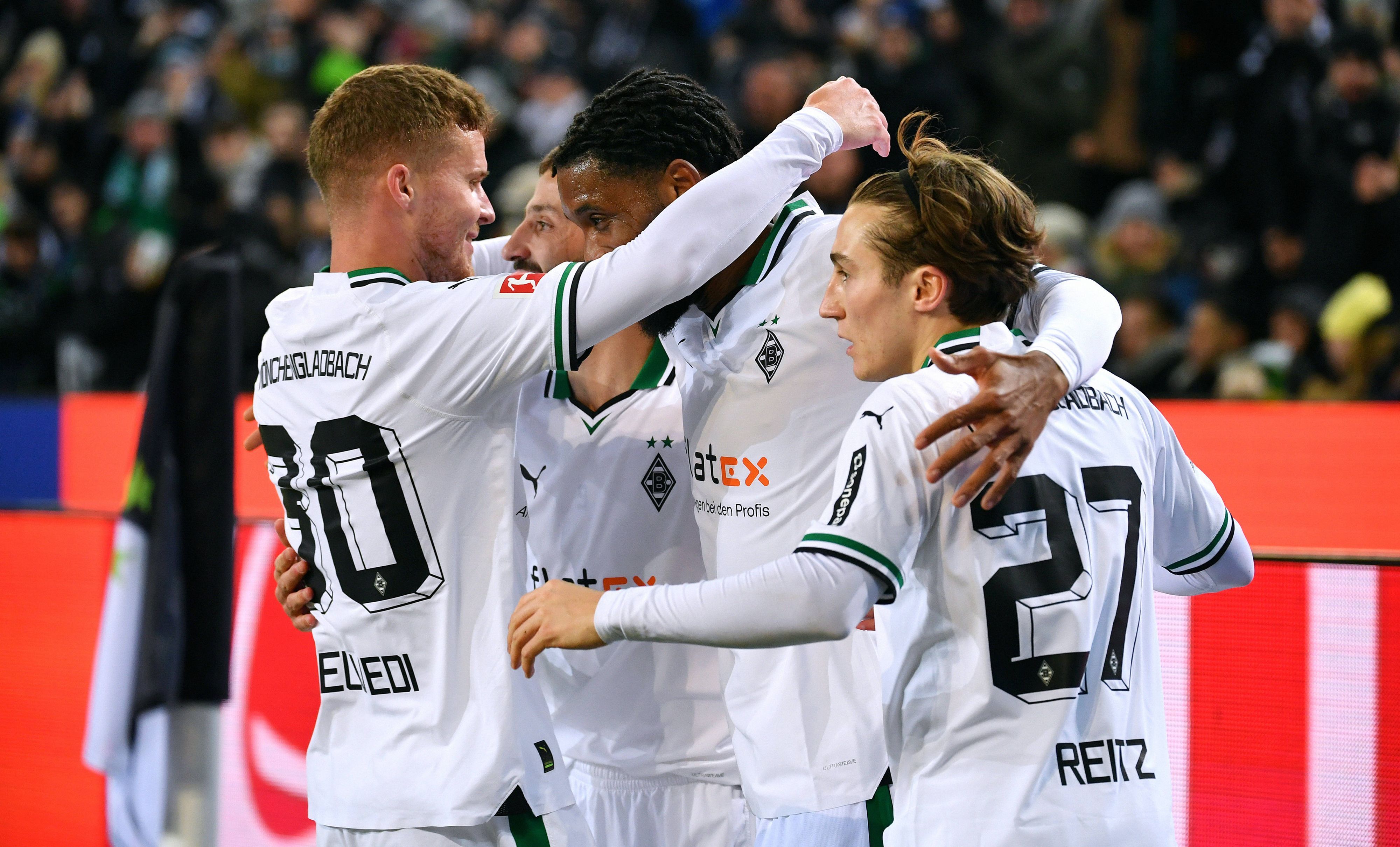 Borussia-Spieler feiern am 21. Januar 2024 das 1:0 von Jordan Siebatcheu gegen den FC. Augsburg.