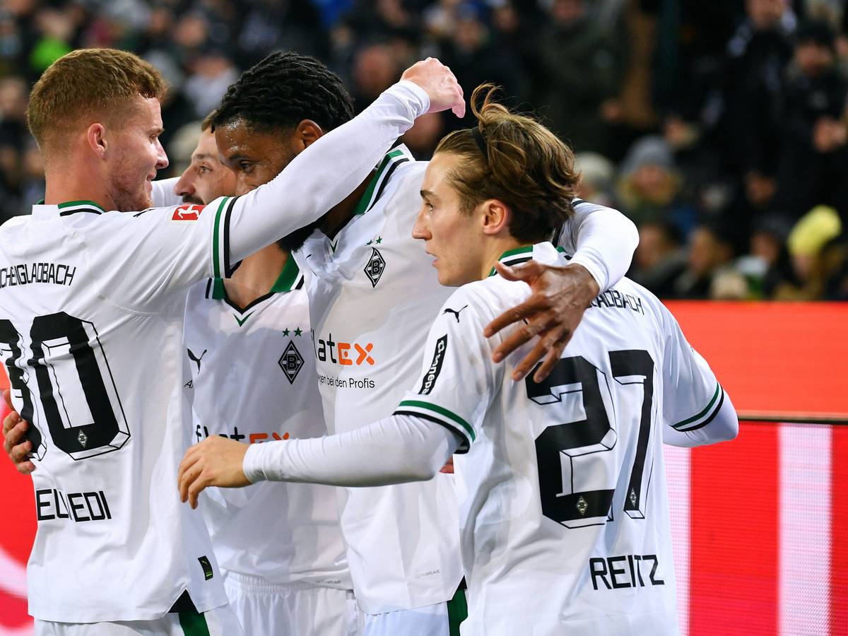 Borussia-Spieler feiern am 21. Januar 2024 das 1:0 von Jordan Siebatcheu gegen den FC. Augsburg.