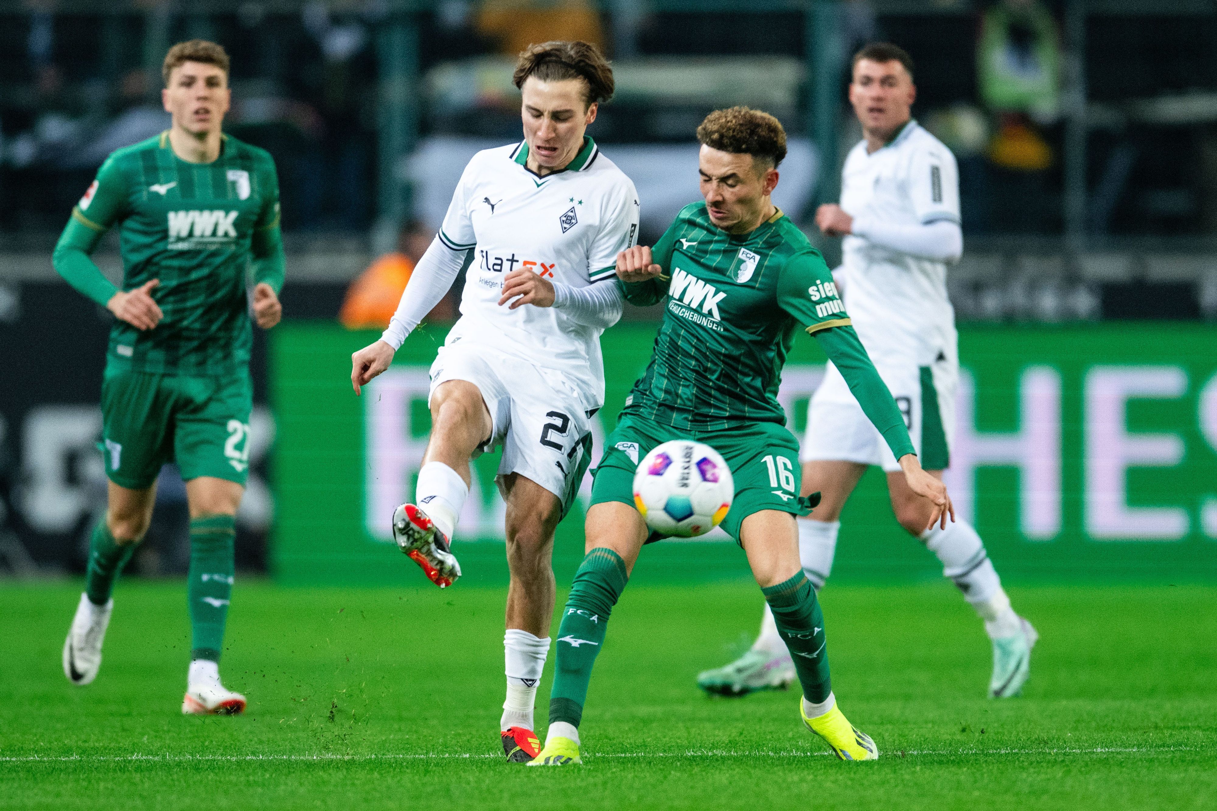 Gladbachs Rocco Reitz (l.) und Augsburgs Ruben Vargas kämpfen um den Ball.
