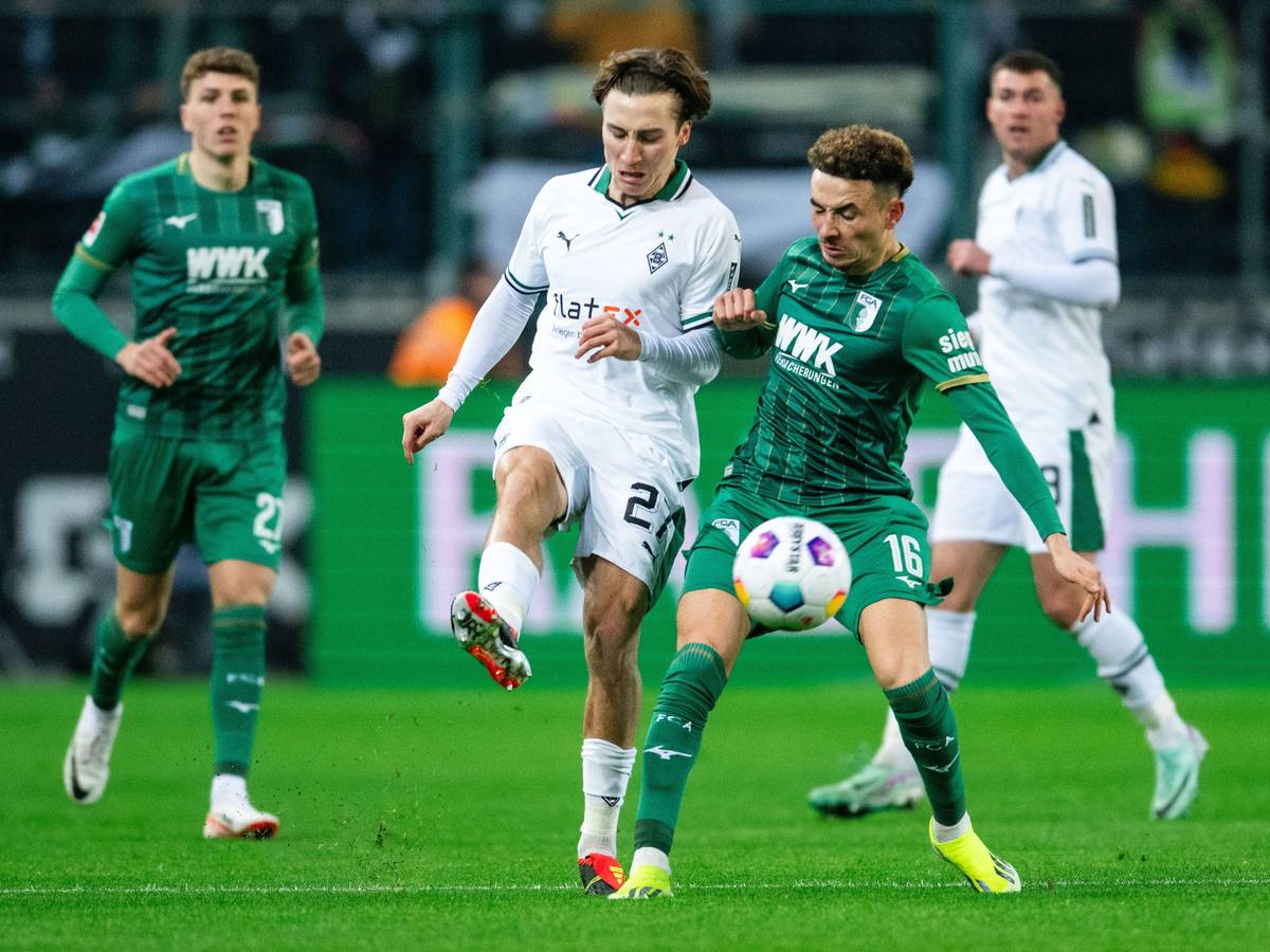 Gladbachs Rocco Reitz (l.) und Augsburgs Ruben Vargas kämpfen um den Ball.